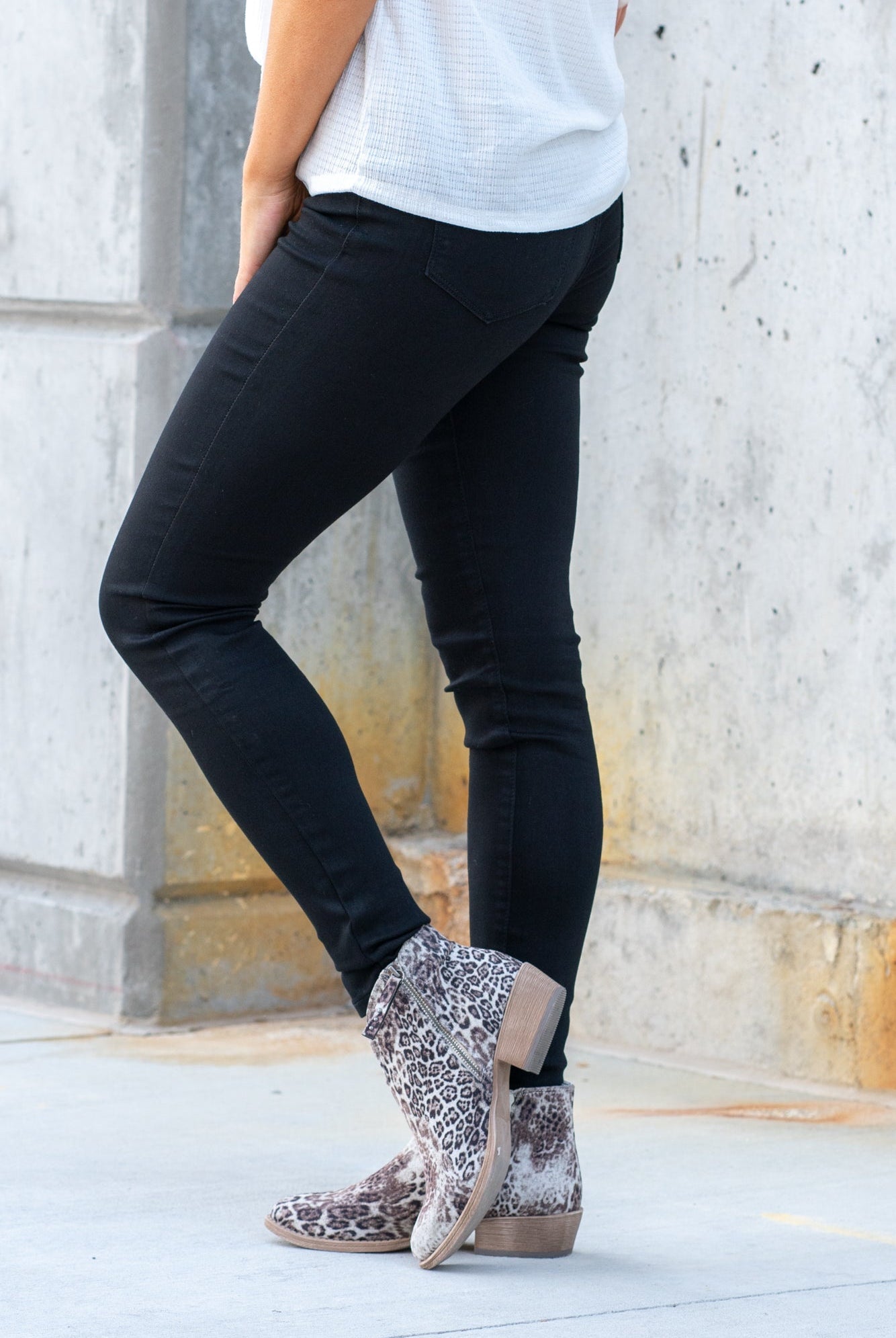 KanCan Jeans Collection: Core Style Color: Dark Black Wash Cut: Skinny, 29.5" Inseam* Rise: High Rise, 10.5" Front Rise* 70%COTTON, 28%POLYESTER, 2%SPANDEX Stitching: Classic Fly: Zipper Style #: KC11253BK Contact us for any additional measurements or sizing *Measured on the smallest size, measurements may vary by size.