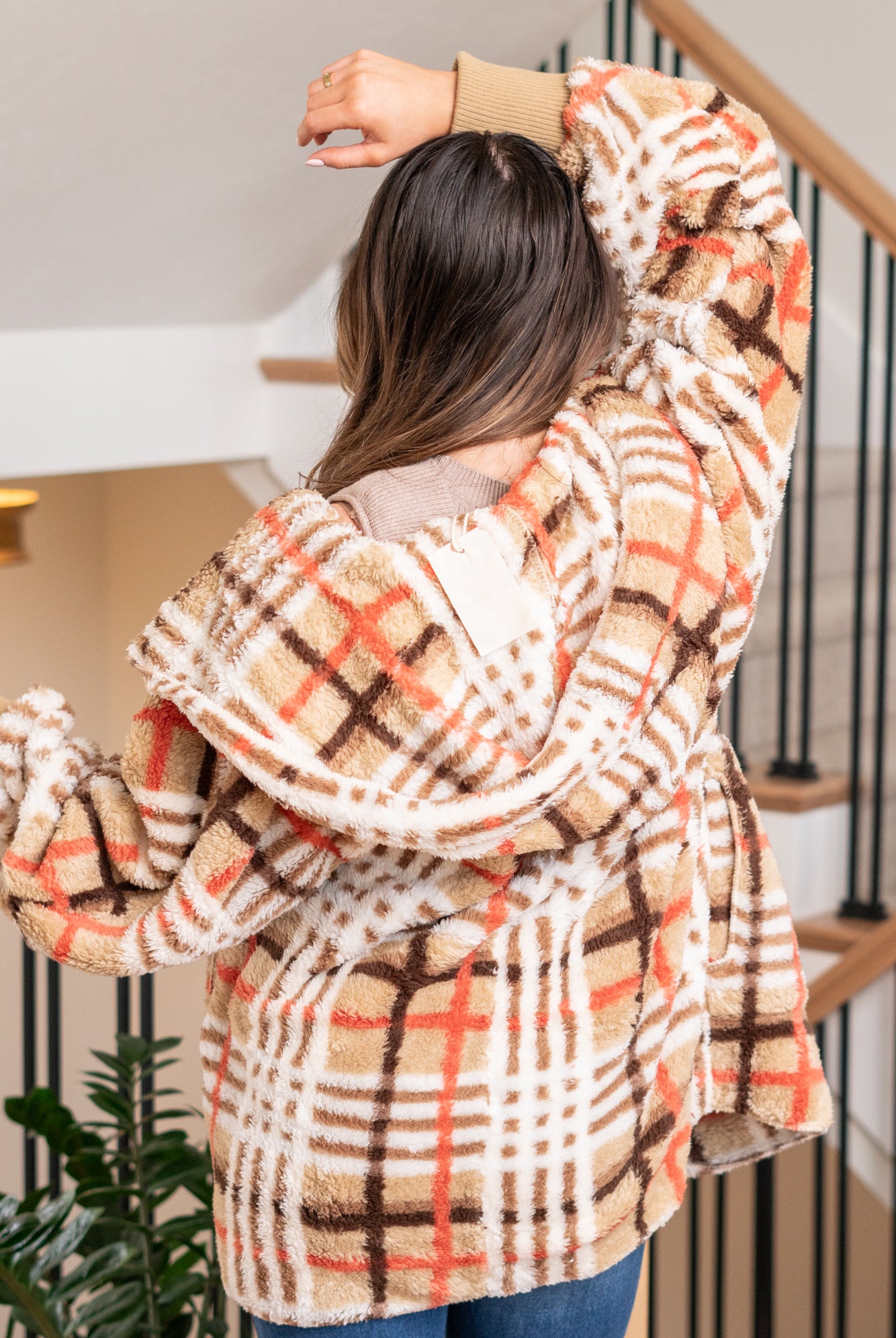 Hem & Thread This is that cozy jacket you will throw on every day and go! One size fits most with an open neckline and long sleeves and side pockets. Color: Taupe Mix Neckline: Open Sleeve: Long 100% POLYESTER Style #: 19378C-TaupeMix