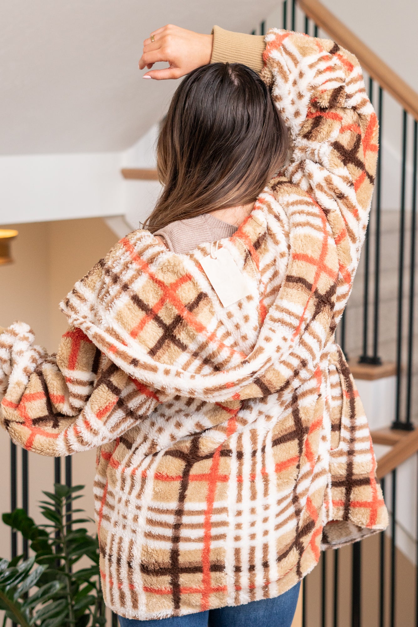 Hem & Thread This is that cozy jacket you will throw on every day and go! One size fits most with an open neckline and long sleeves and side pockets. Color: Taupe Mix Neckline: Open Sleeve: Long 100% POLYESTER Style #: 19378C-TaupeMix