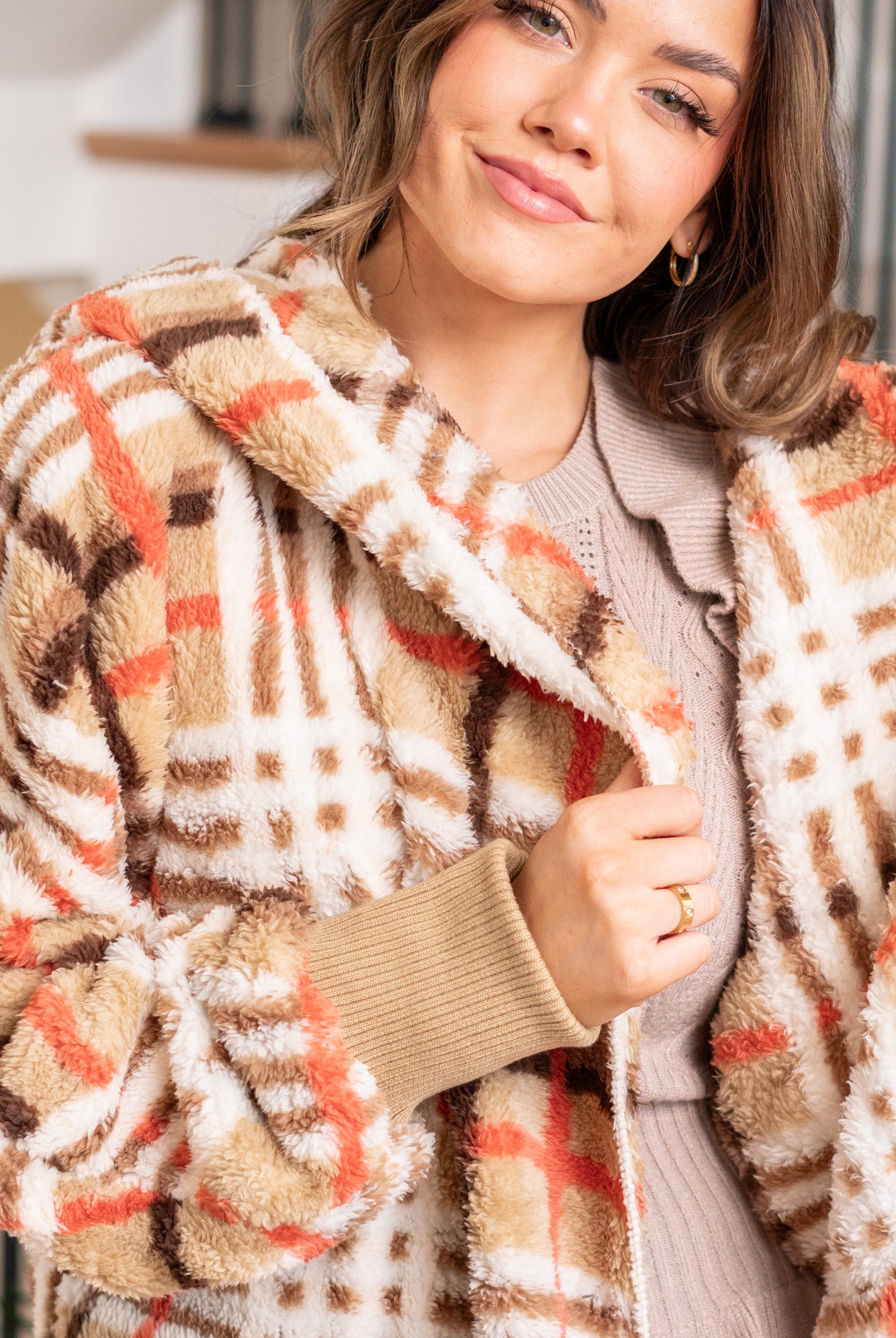 Hem & Thread This is that cozy jacket you will throw on every day and go! One size fits most with an open neckline and long sleeves and side pockets. Color: Taupe Mix Neckline: Open Sleeve: Long 100% POLYESTER Style #: 19378C-TaupeMix