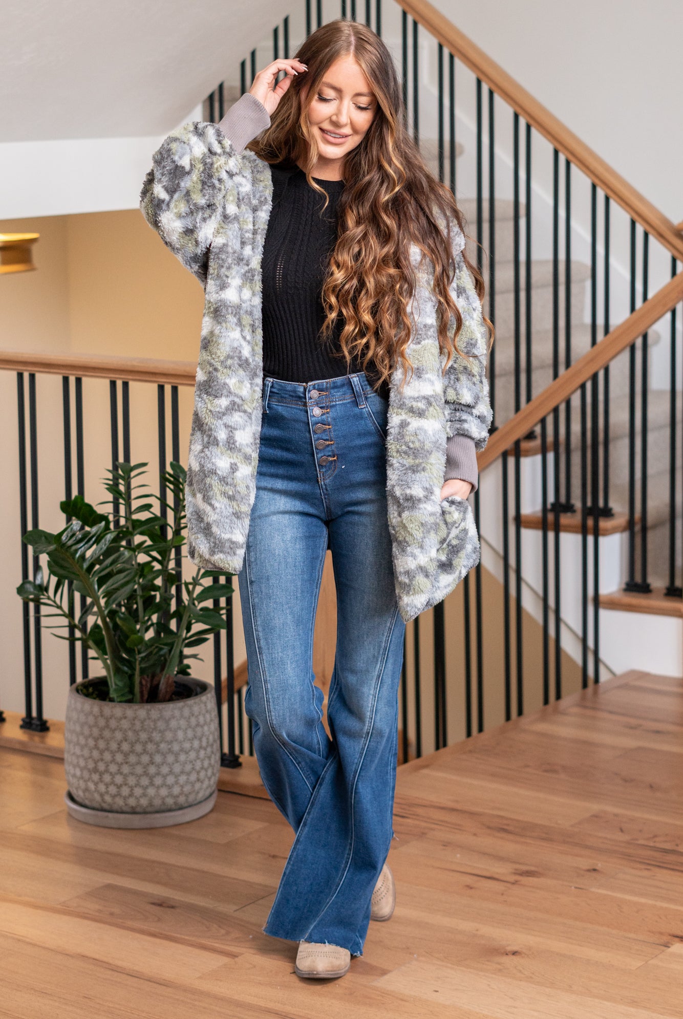 Hem & Thread This is that cozy jacket you will throw on every day and go! One size fits most with an open neckline and long sleeves and side pockets. Color: Gray Camo Neckline: Open Sleeve: Long 100% POLYESTER Style #: 19919C-GrayCamo