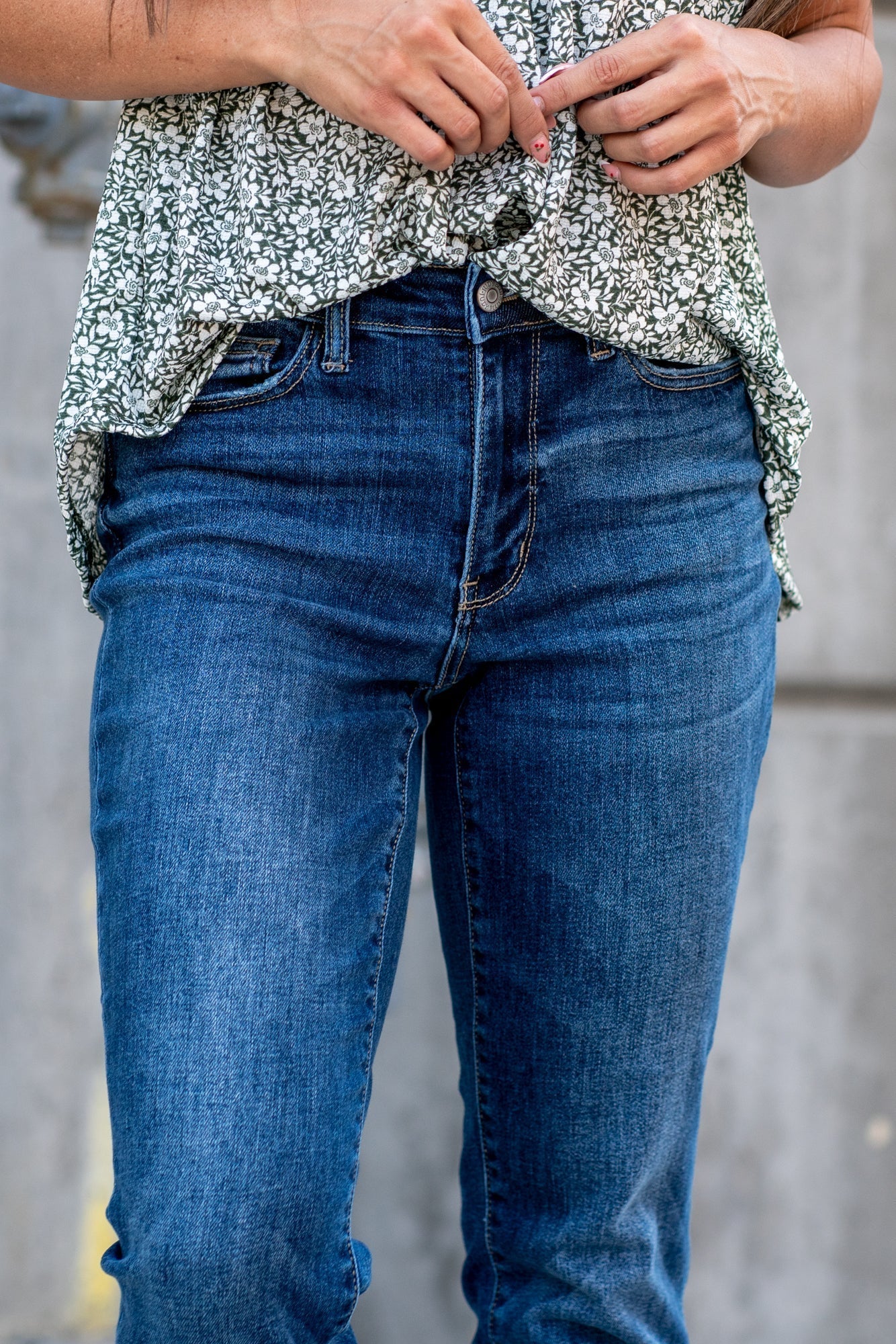 Judy Blue Are you tired of your skinny jeans? These cute boyfriends will be your number one favorites. Pair with tennis shoes and a graphic tee for an effortless casual look. Color: Dark Blue Cut: Boyfriend fit, 27" Cuffed*, 30* Uncuffed* Mid Rise, 9.5" Front Rise* Material: 93% COTTON, 6% POLYESTER, 1% SPANDEX Stitching: Classic Fly: Zipper Fly Style #: JB82368 | 82368