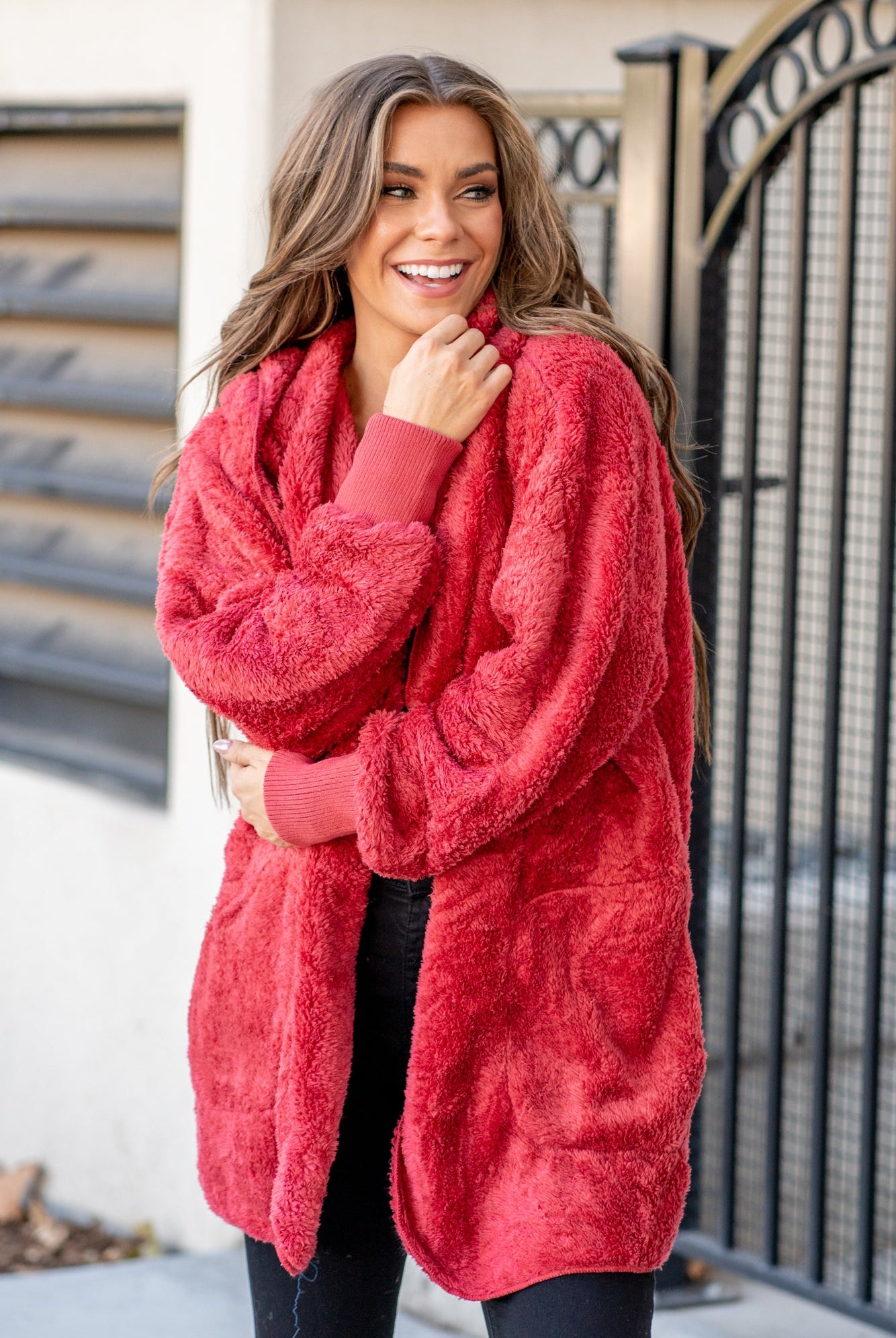 Hem & Thread This is that cozy jacket you will throw on every day and go! One size fits most with an open neckline and long sleeves and side pockets. Color: Red Neckline: Open Sleeve: Long 100% POLYESTER Style #: L2394-Red Contact us for any additional measurements or sizing.