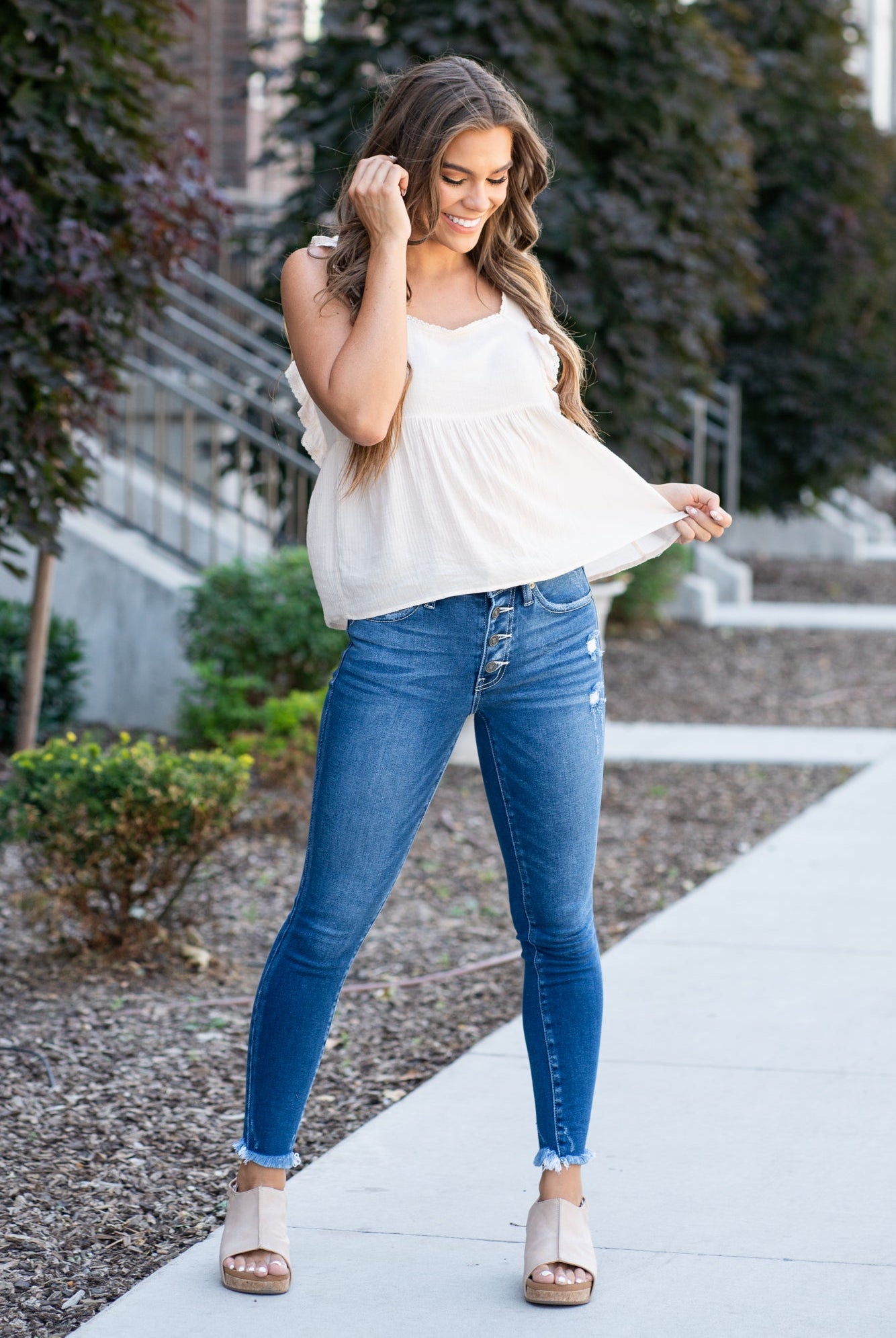 Kan Can Jeans Color: Medium Wash Cut: Ankle Skinny, 27"Inseam* Rise: Mid Rise, 8.5" Front Rise* 95% COTTON 4% POLYESTER 1% SPANDEX Stitching: Classic Fly: Exposed Button Style #: KC8569D Contact us for any additional measurements or sizing. *Measured on the smallest size, measurements may vary by size.