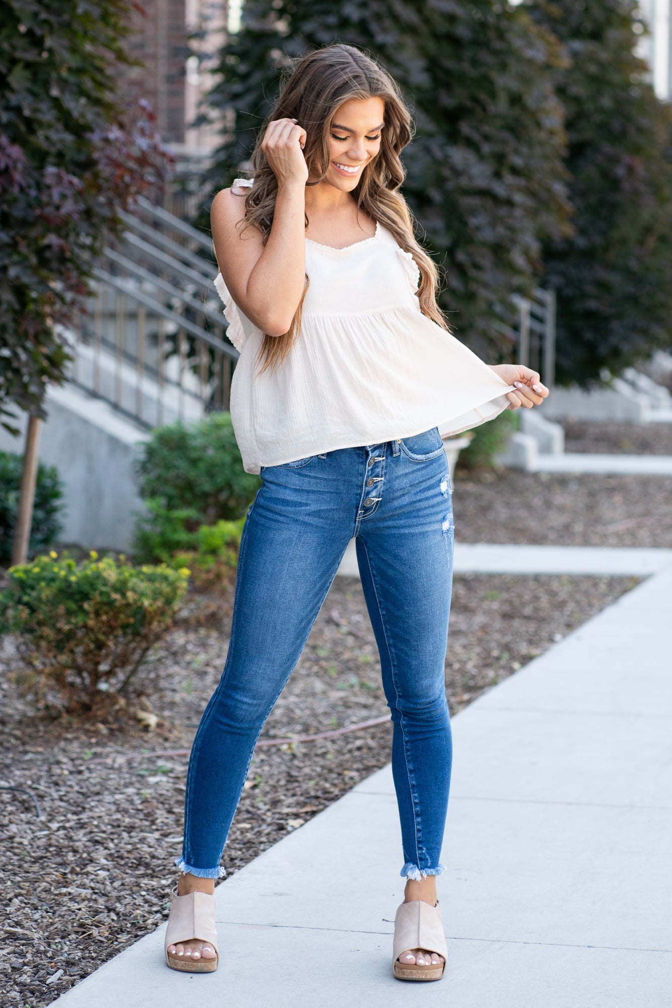 Kan Can Jeans Color: Medium Wash Cut: Ankle Skinny, 27"Inseam* Rise: Mid Rise, 8.5" Front Rise* 95% COTTON 4% POLYESTER 1% SPANDEX Stitching: Classic Fly: Exposed Button Style #: KC8569D Contact us for any additional measurements or sizing. *Measured on the smallest size, measurements may vary by size.