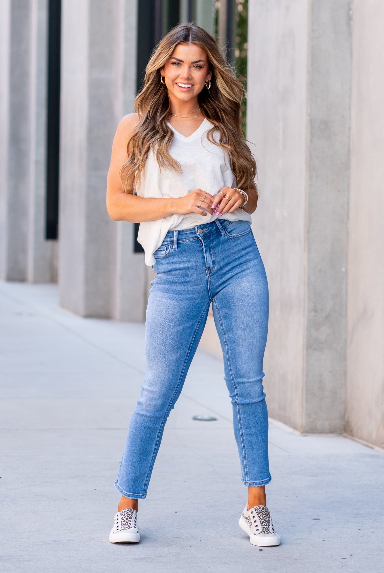 Vervet Flying Monkey Jeans These high-waisted straight-leg jeans have a cropped fit, medium wash in blue and a stretchy denim feel. Color: Medium Blue Wash Cut: Straight, 27* Rise: High Rise, 10" Front Rise* Material: 70% COTTON 27% POLYESTER 2% VISCOSE 1% SPANDEX Machine Wash Separately In Cold Water Stitching: Classic Fly: Zipper Style #: T5385 Contact us for any additional measurements or sizing.