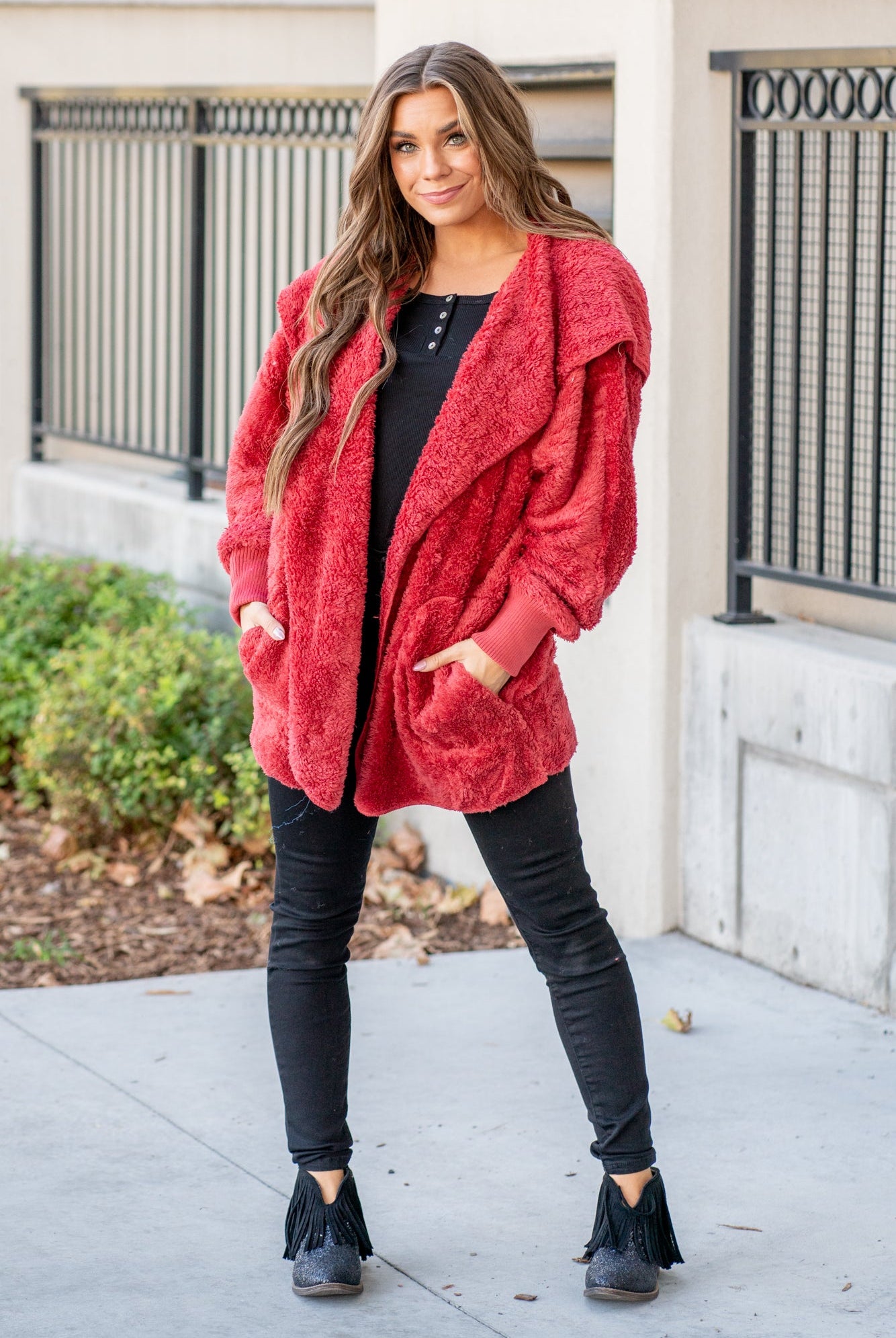 Hem & Thread This is that cozy jacket you will throw on every day and go! One size fits most with an open neckline and long sleeves and side pockets. Color: Red Neckline: Open Sleeve: Long 100% POLYESTER Style #: L2394-Red Contact us for any additional measurements or sizing.