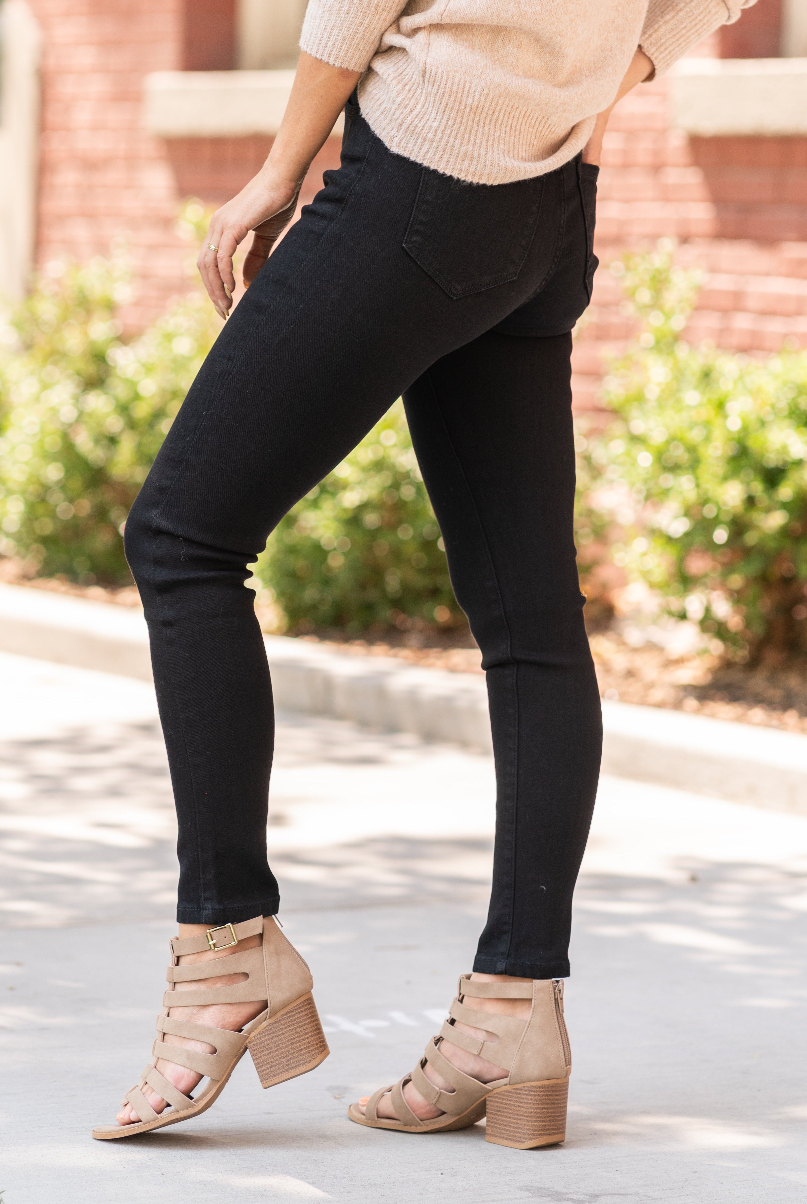 KanCan Jeans Collection: Core Style Color: Black Cut: Ankle Skinny, 27.5" Inseam Rise: High-Rise, 9.5" Front Rise COTTON 38.1% POLYESTER 29.5% TENCEL 31.2% SPANDEX 1.2% Fly: Zipper Style #: KC7312BK Contact us for any additional measurements or sizing.