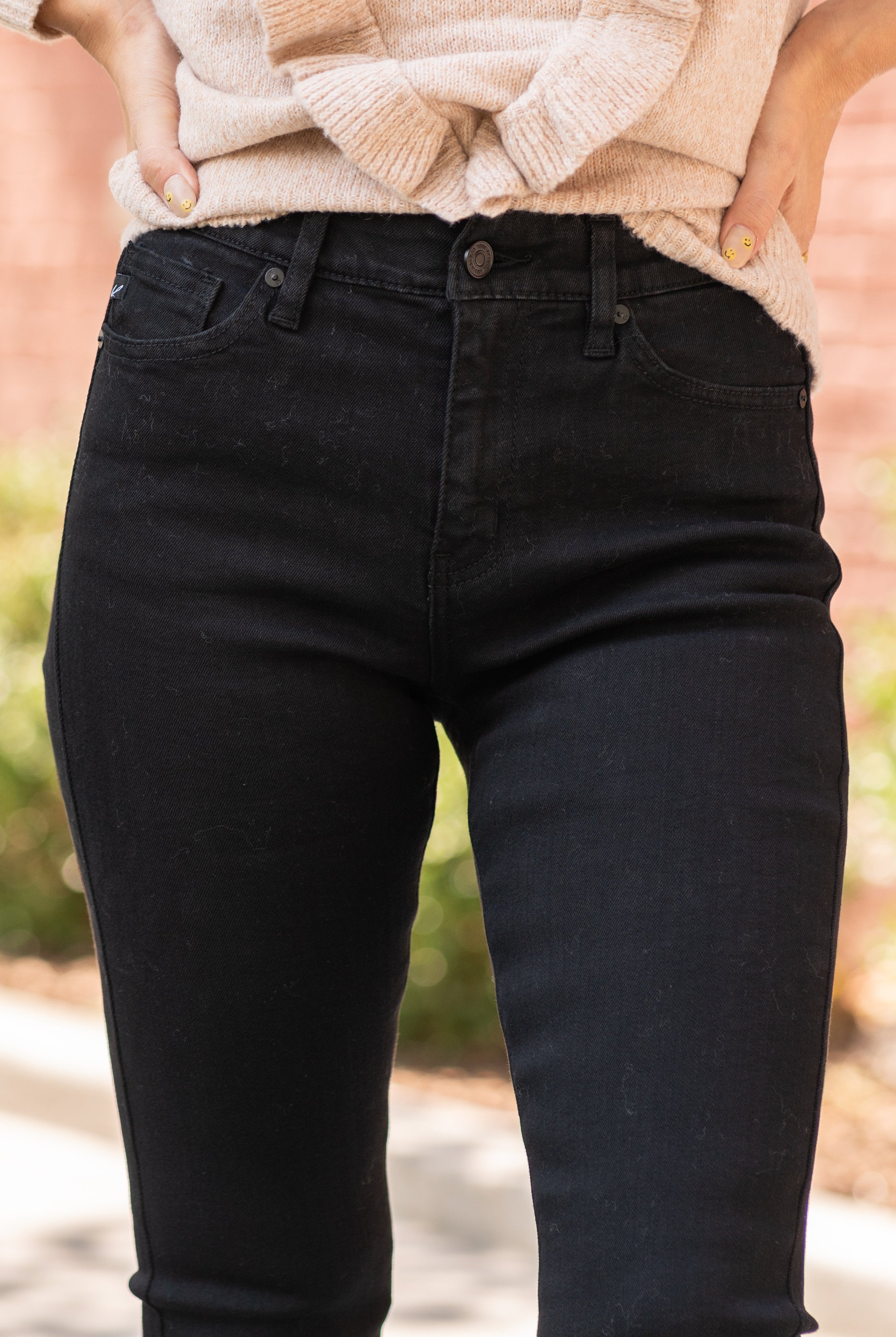 KanCan Jeans Collection: Core Style Color: Black Cut: Ankle Skinny, 27.5" Inseam Rise: High-Rise, 9.5" Front Rise COTTON 38.1% POLYESTER 29.5% TENCEL 31.2% SPANDEX 1.2% Fly: Zipper Style #: KC7312BK Contact us for any additional measurements or sizing.