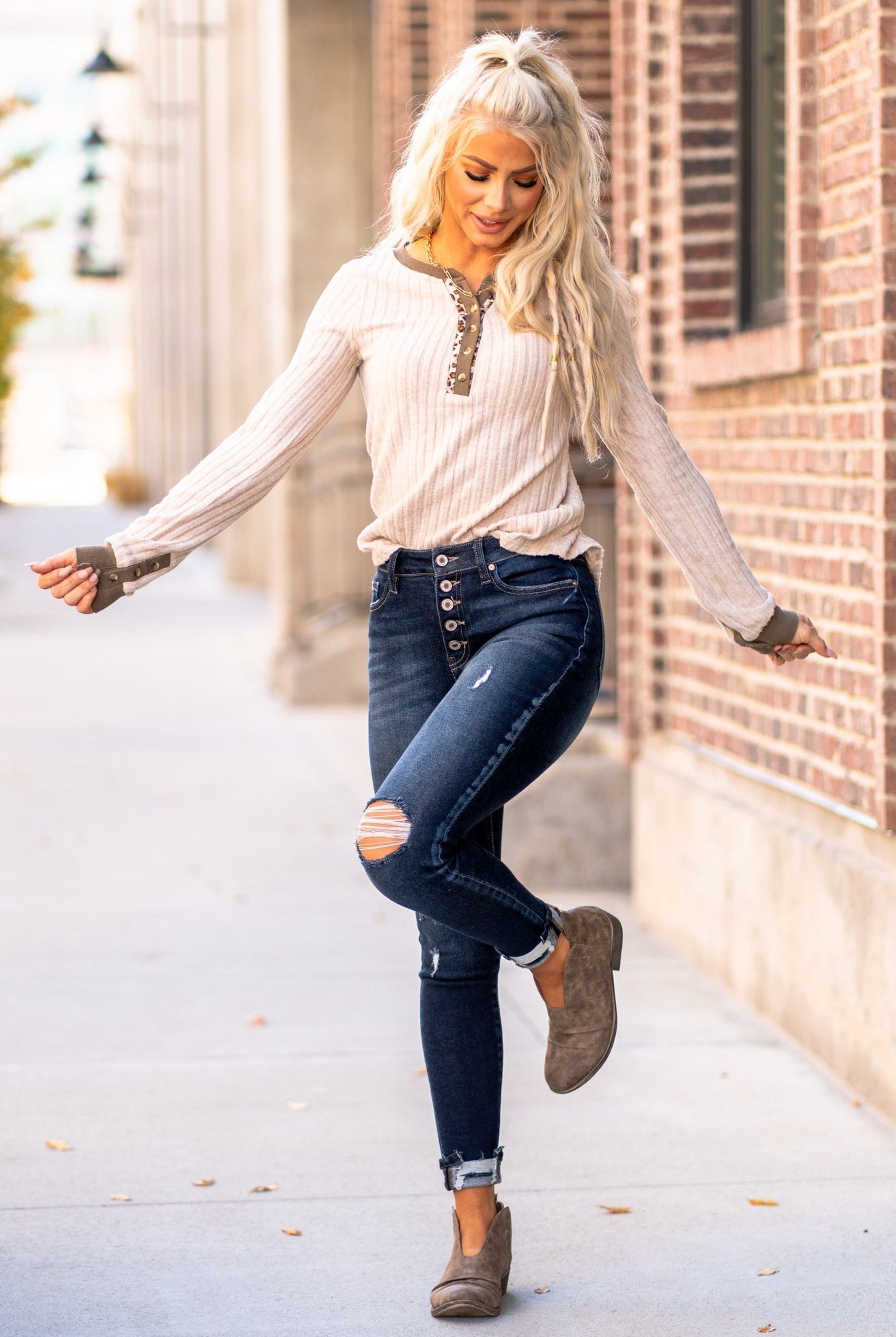 KanCan Jeans Color: Dark Wash Cut: Ankle Skinny, 27.5" Inseam* Rise: High Rise, 9.5" Front Rise* COTTON 94% POLYESTER 4% SPANDEX 2% Fly: Exposed Button Fly Style #: KC7117D Contact us for any additional measurements or sizing. *Measured on the smallest size, measurements may vary by size.