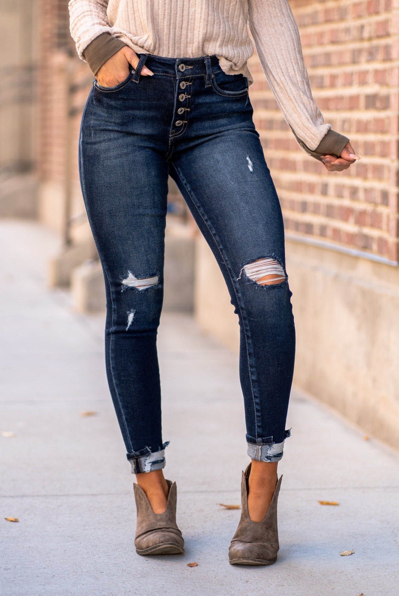 KanCan Jeans Color: Dark Wash Cut: Ankle Skinny, 27.5" Inseam* Rise: High Rise, 9.5" Front Rise* COTTON 94% POLYESTER 4% SPANDEX 2% Fly: Exposed Button Fly Style #: KC7117D Contact us for any additional measurements or sizing. *Measured on the smallest size, measurements may vary by size.