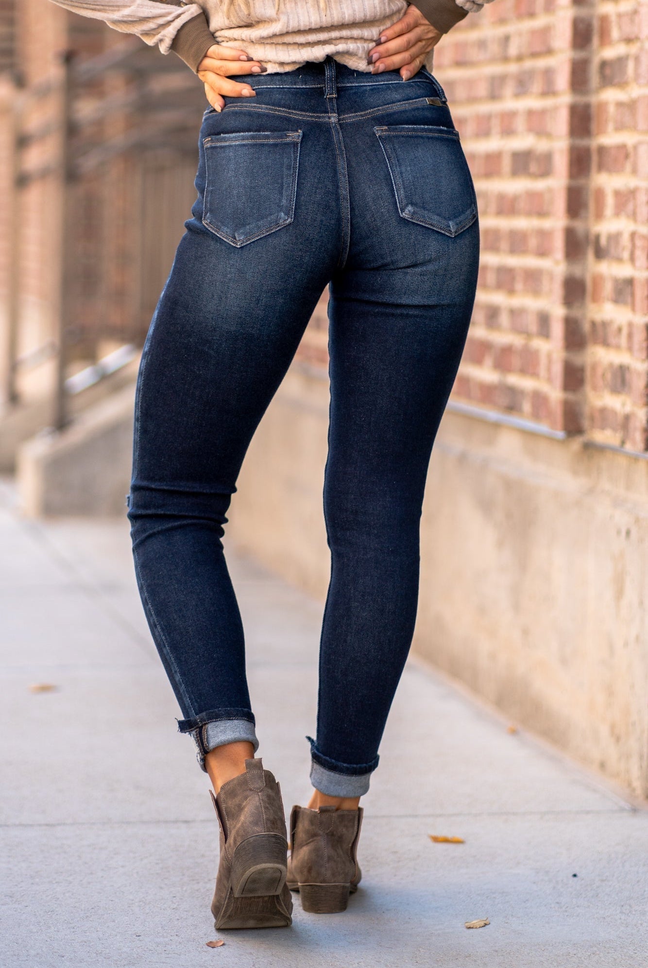 KanCan Jeans Color: Dark Wash Cut: Ankle Skinny, 27.5" Inseam* Rise: High Rise, 9.5" Front Rise* COTTON 94% POLYESTER 4% SPANDEX 2% Fly: Exposed Button Fly Style #: KC7117D Contact us for any additional measurements or sizing. *Measured on the smallest size, measurements may vary by size.