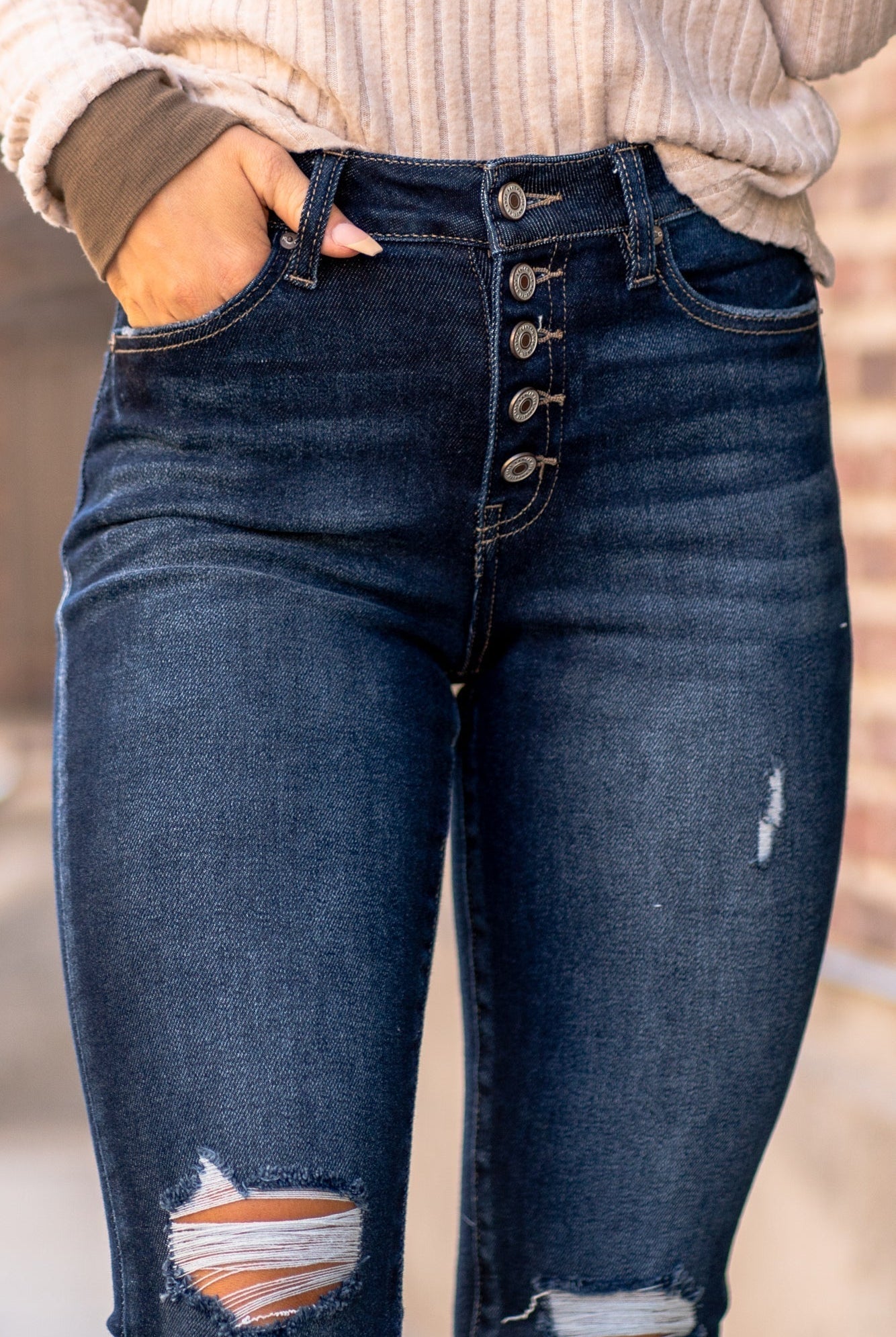 KanCan Jeans Color: Dark Wash Cut: Ankle Skinny, 27.5" Inseam* Rise: High Rise, 9.5" Front Rise* COTTON 94% POLYESTER 4% SPANDEX 2% Fly: Exposed Button Fly Style #: KC7117D Contact us for any additional measurements or sizing. *Measured on the smallest size, measurements may vary by size.