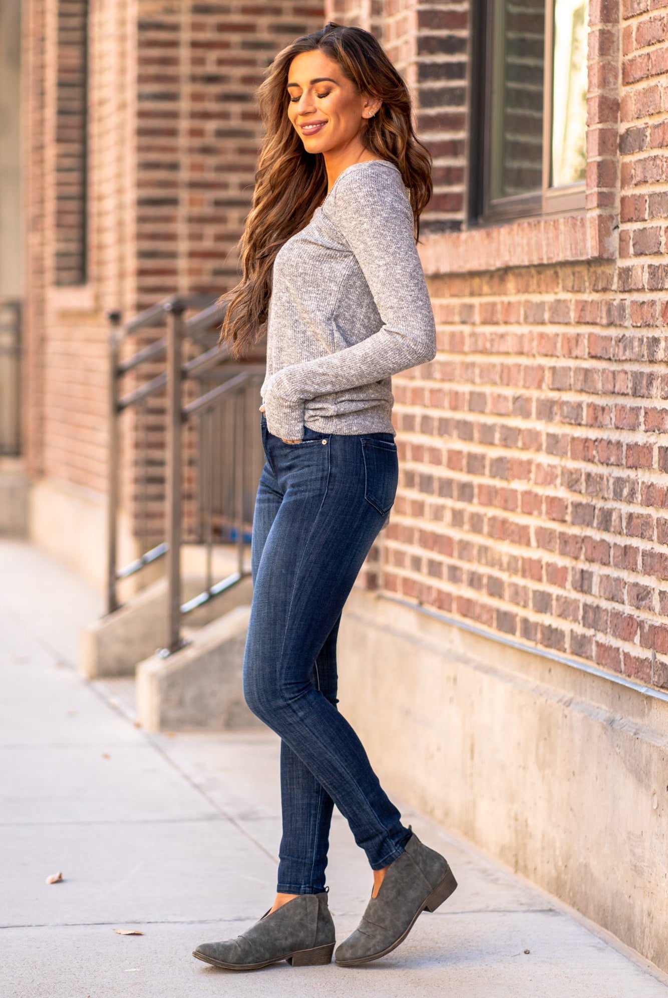 Kan Can Jeans Color: Dark Wash Cut: Skinny, 29.5" Inseam* Rise: Mid-Rise, 8.5" Front Rise* 65.4% COTTON 33.6% POLYESTER 1% SPANDEX Stitching: Classic Fly: Zipper Style #: KC7085LOD Contact us for any additional measurements or sizing. *Measured on the smallest size, measurements may vary by size.