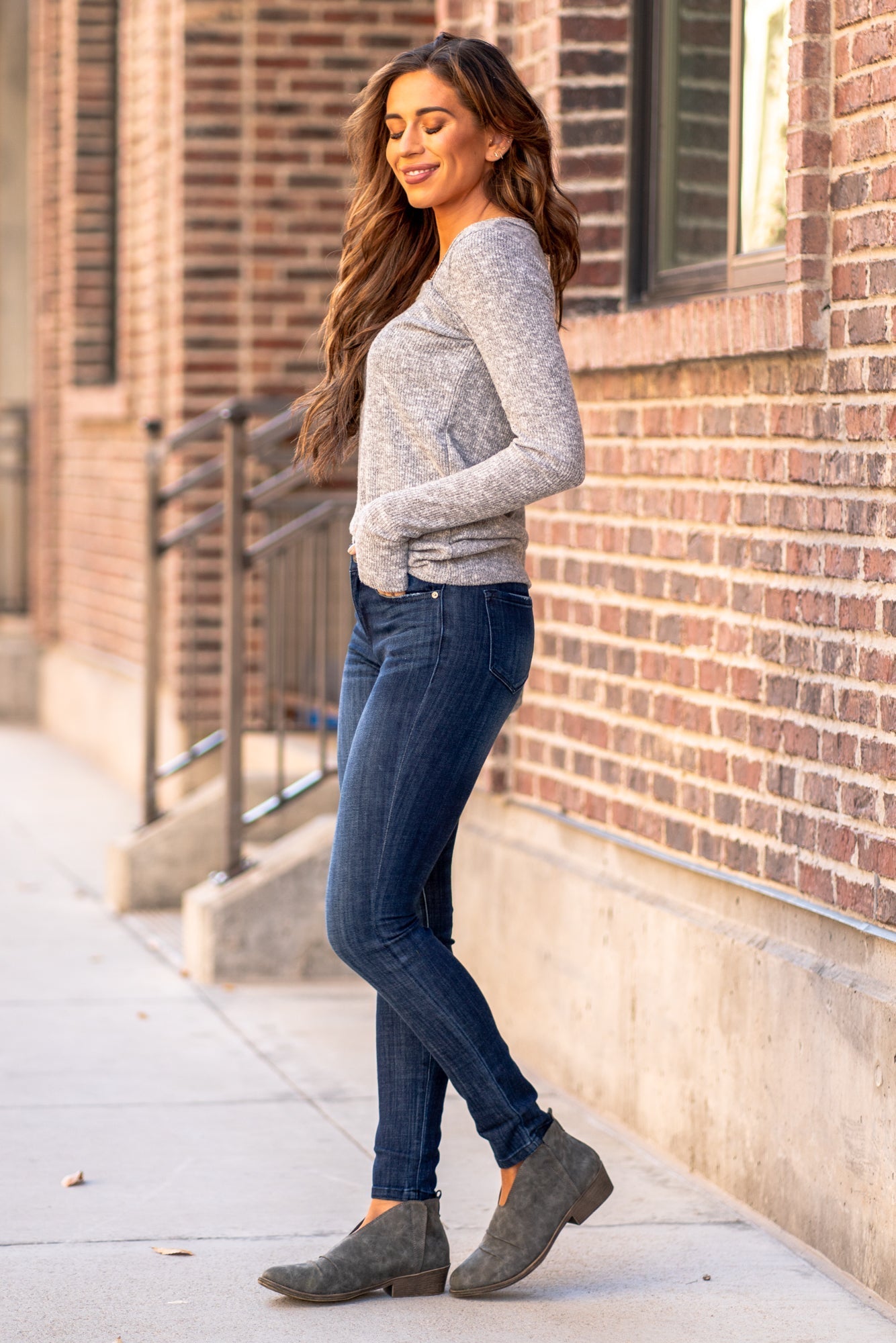 Kan Can Jeans Color: Dark Wash Cut: Skinny, 29.5" Inseam* Rise: Mid-Rise, 8.5" Front Rise* 65.4% COTTON 33.6% POLYESTER 1% SPANDEX Stitching: Classic Fly: Zipper Style #: KC7085LOD Contact us for any additional measurements or sizing. *Measured on the smallest size, measurements may vary by size.