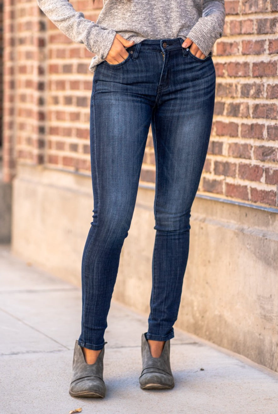 Kan Can Jeans Color: Dark Wash Cut: Skinny, 29.5" Inseam* Rise: Mid-Rise, 8.5" Front Rise* 65.4% COTTON 33.6% POLYESTER 1% SPANDEX Stitching: Classic Fly: Zipper Style #: KC7085LOD Contact us for any additional measurements or sizing. *Measured on the smallest size, measurements may vary by size.
