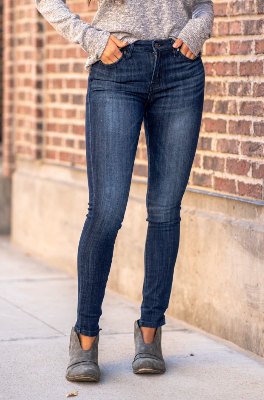 Kan Can Jeans Color: Dark Wash Cut: Skinny, 29.5" Inseam* Rise: Mid-Rise, 8.5" Front Rise* 65.4% COTTON 33.6% POLYESTER 1% SPANDEX Stitching: Classic Fly: Zipper Style #: KC7085LOD Contact us for any additional measurements or sizing. *Measured on the smallest size, measurements may vary by size.