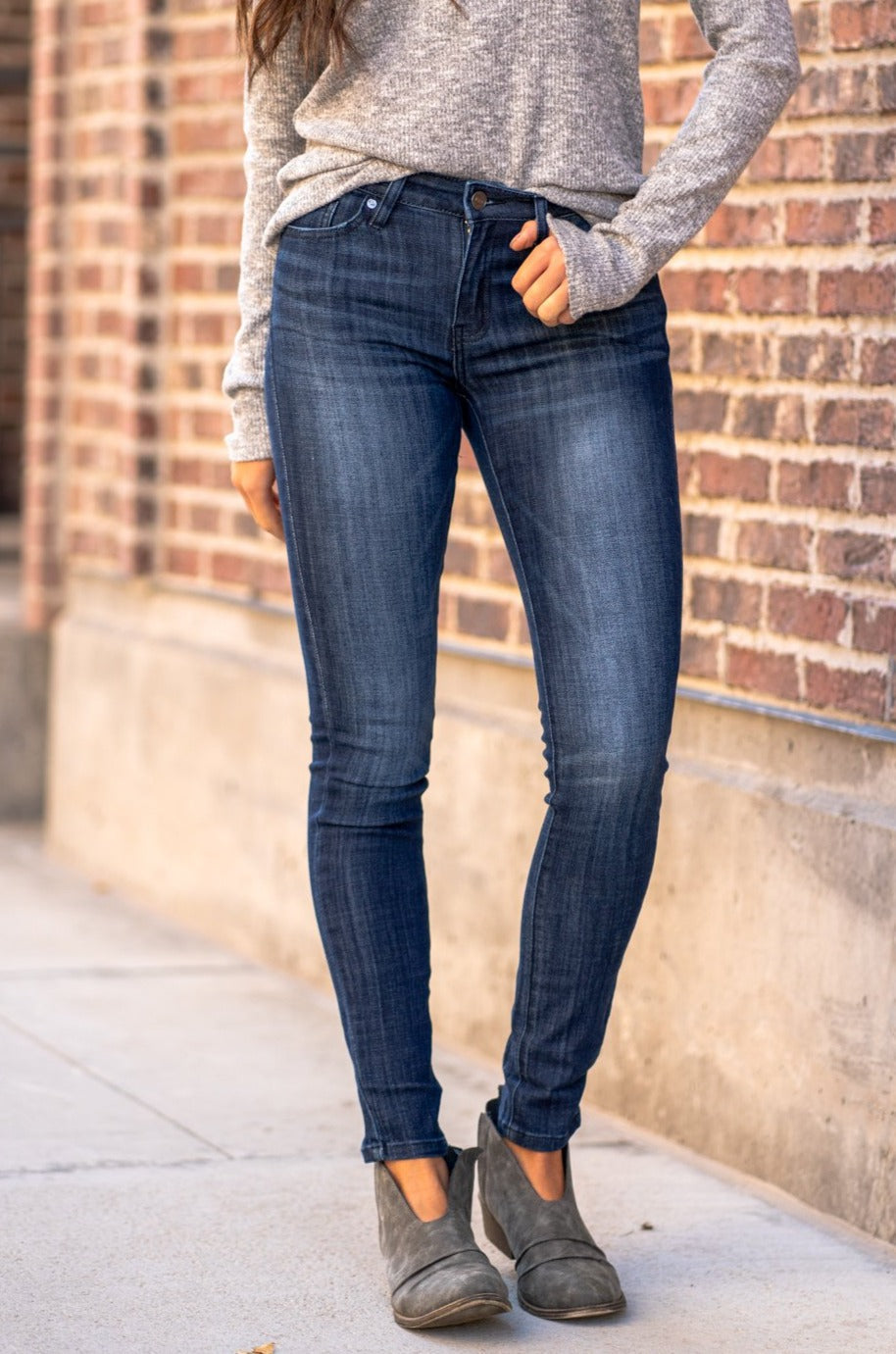 Kan Can Jeans Color: Dark Wash Cut: Skinny, 29.5" Inseam* Rise: Mid-Rise, 8.5" Front Rise* 65.4% COTTON 33.6% POLYESTER 1% SPANDEX Stitching: Classic Fly: Zipper Style #: KC7085LOD Contact us for any additional measurements or sizing. *Measured on the smallest size, measurements may vary by size.