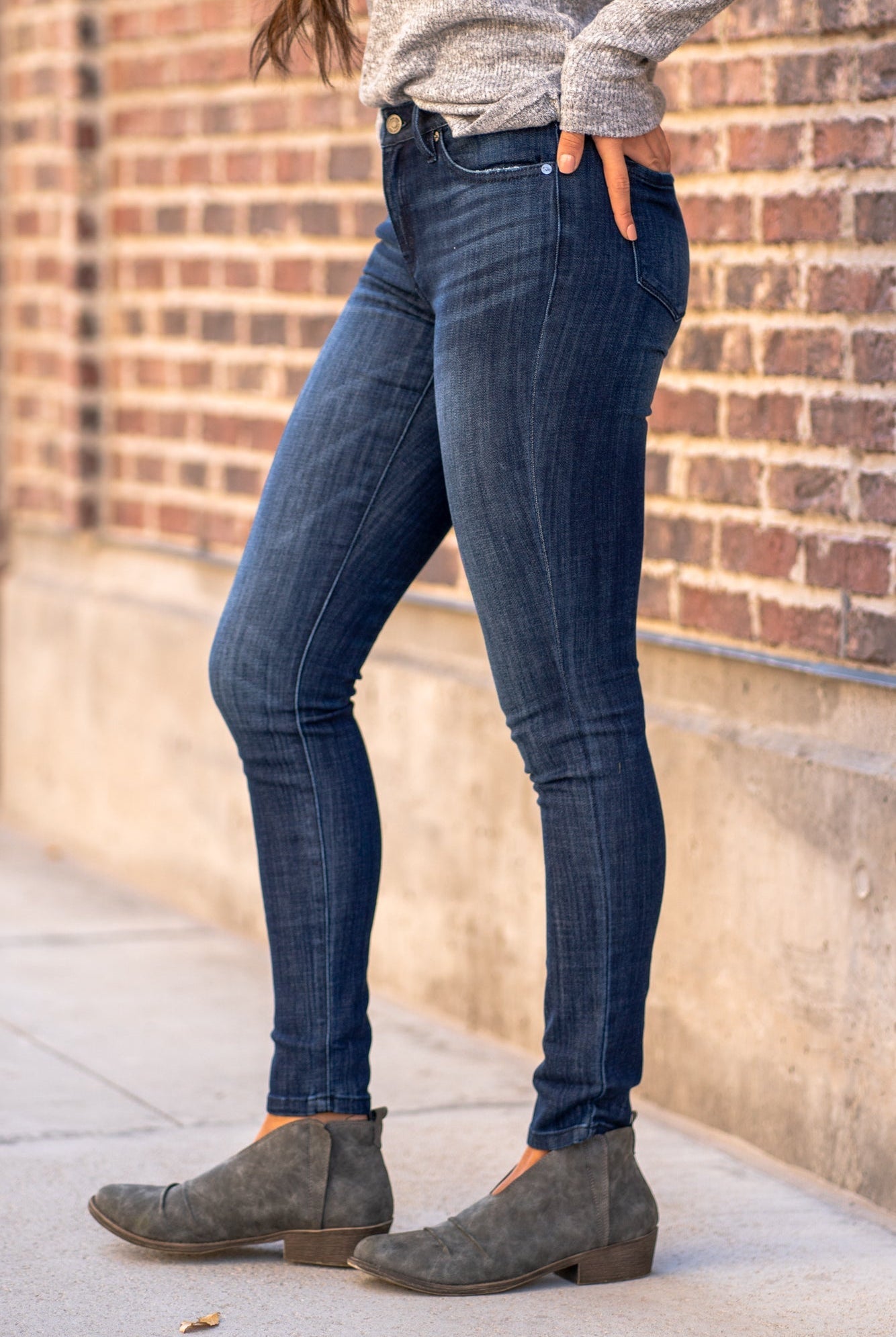 Kan Can Jeans Color: Dark Wash Cut: Skinny, 29.5" Inseam* Rise: Mid-Rise, 8.5" Front Rise* 65.4% COTTON 33.6% POLYESTER 1% SPANDEX Stitching: Classic Fly: Zipper Style #: KC7085LOD Contact us for any additional measurements or sizing. *Measured on the smallest size, measurements may vary by size.