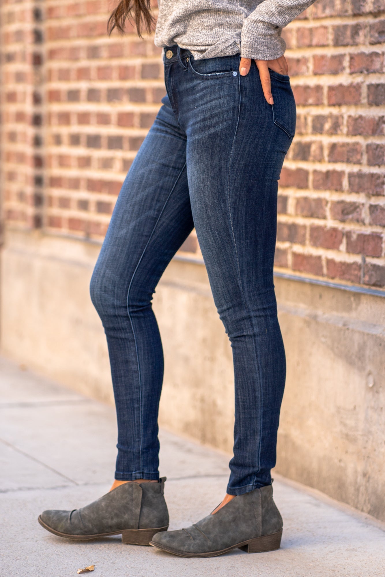 Kan Can Jeans Color: Dark Wash Cut: Skinny, 29.5" Inseam* Rise: Mid-Rise, 8.5" Front Rise* 65.4% COTTON 33.6% POLYESTER 1% SPANDEX Stitching: Classic Fly: Zipper Style #: KC7085LOD Contact us for any additional measurements or sizing. *Measured on the smallest size, measurements may vary by size.