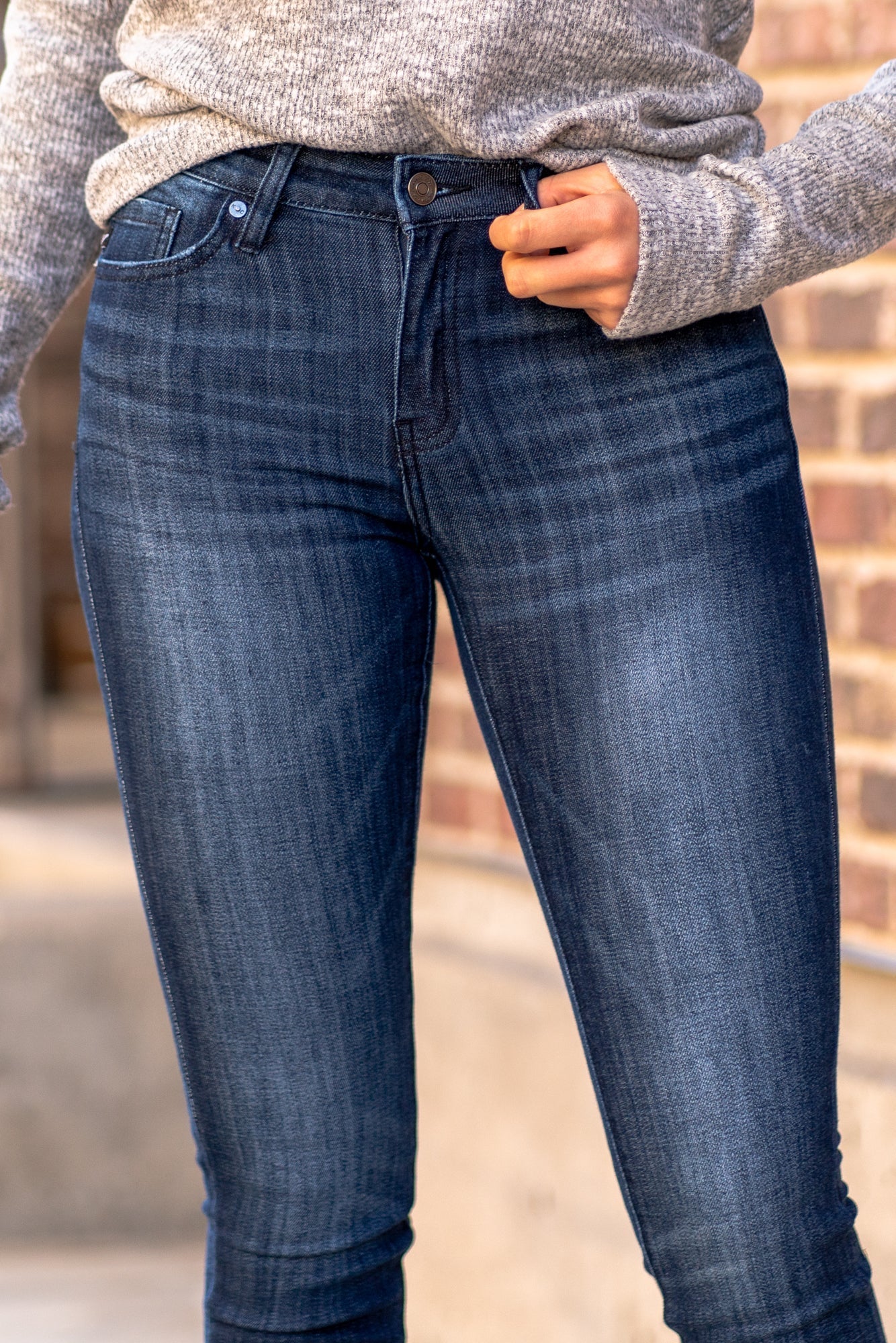 Kan Can Jeans Color: Dark Wash Cut: Skinny, 29.5" Inseam* Rise: Mid-Rise, 8.5" Front Rise* 65.4% COTTON 33.6% POLYESTER 1% SPANDEX Stitching: Classic Fly: Zipper Style #: KC7085LOD Contact us for any additional measurements or sizing. *Measured on the smallest size, measurements may vary by size.