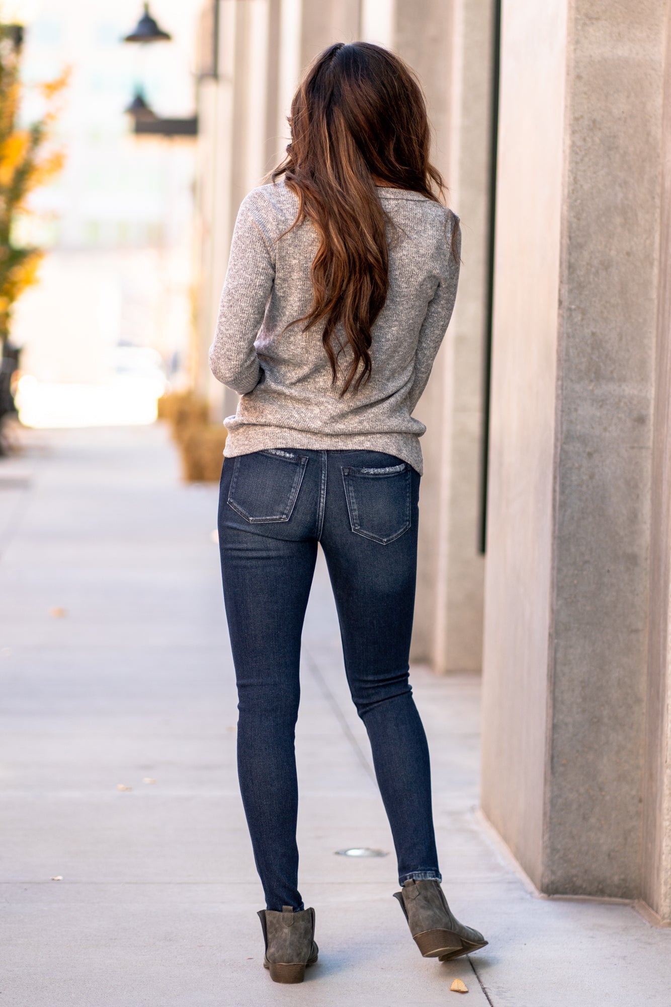 KanCan Jeans Color: Dark Blue Cut: Curvy Skinny, 30" Inseam* Rise: High-Rise, 10" Front Rise* 92% COTTON , 7% POLYESTER , 1% SPANDEX Stitching: Classic Fly: Exposed Button Fly Style #: KC7145D Contact us for any additional measurements or sizing. *Measured on the smallest size, measurements may vary by size.