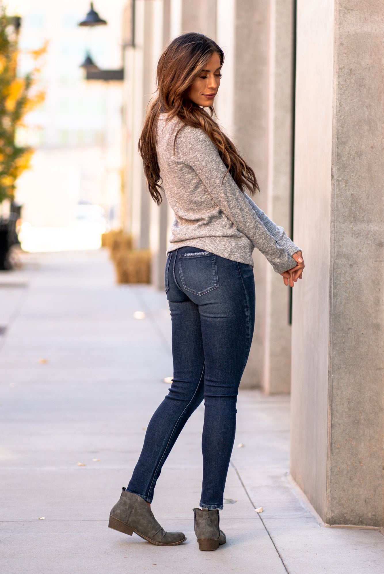 KanCan Jeans Color: Dark Blue Cut: Curvy Skinny, 30" Inseam* Rise: High-Rise, 10" Front Rise* 92% COTTON , 7% POLYESTER , 1% SPANDEX Stitching: Classic Fly: Exposed Button Fly Style #: KC7145D Contact us for any additional measurements or sizing. *Measured on the smallest size, measurements may vary by size.