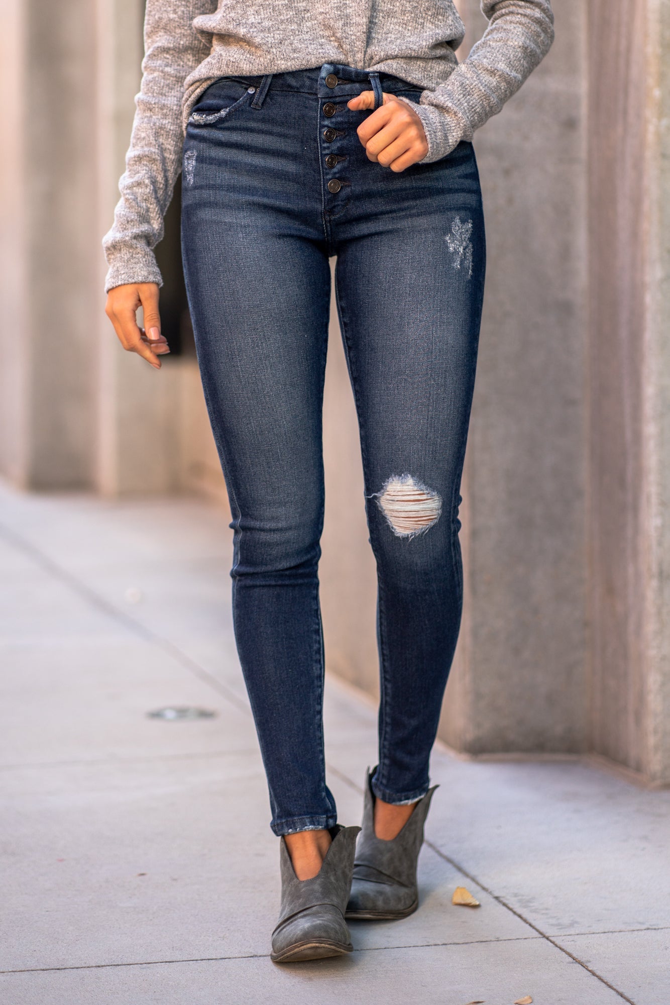 KanCan Jeans Color: Dark Blue Cut: Curvy Skinny, 30" Inseam* Rise: High-Rise, 10" Front Rise* 92% COTTON , 7% POLYESTER , 1% SPANDEX Stitching: Classic Fly: Exposed Button Fly Style #: KC7145D Contact us for any additional measurements or sizing. *Measured on the smallest size, measurements may vary by size.