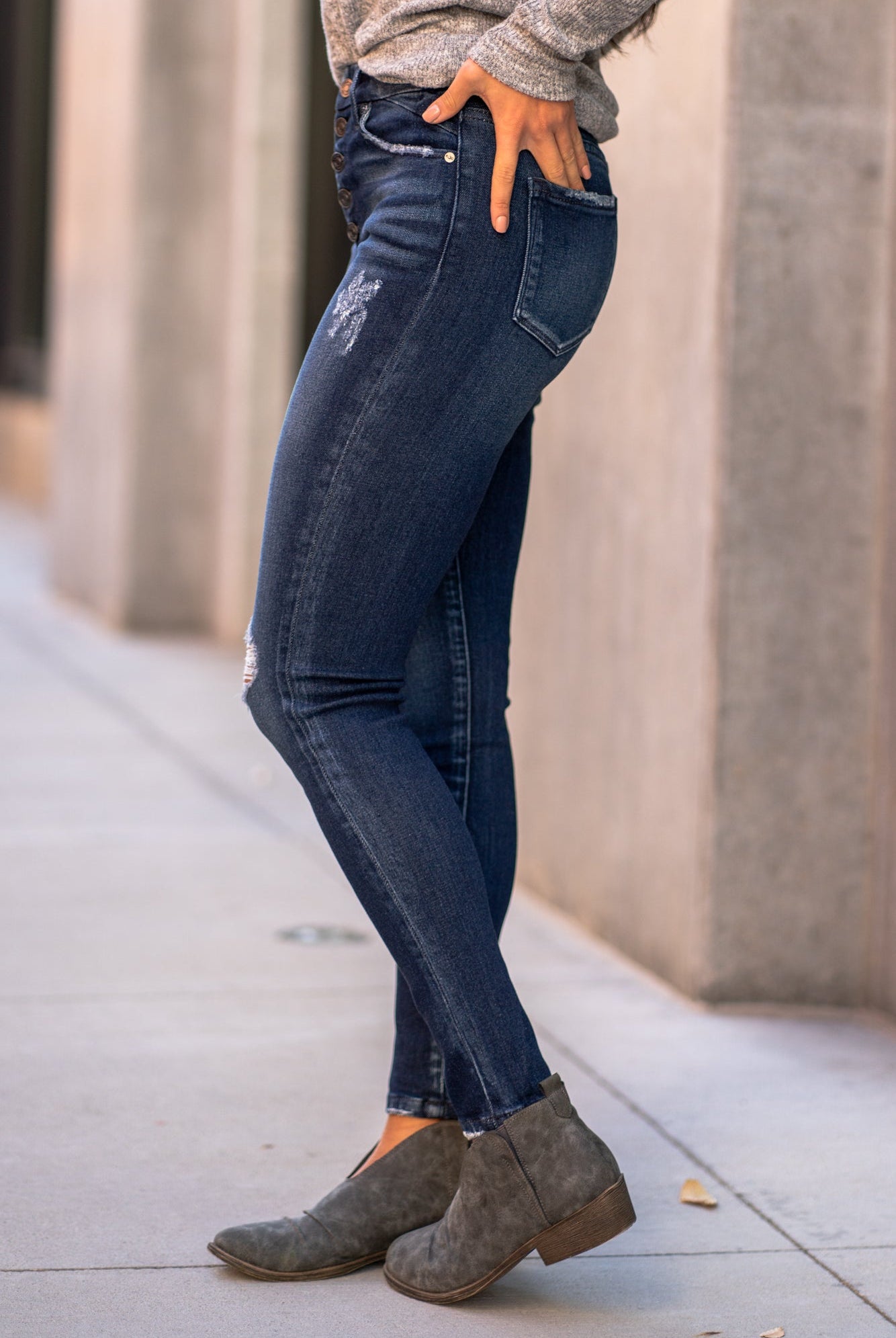 KanCan Jeans Color: Dark Blue Cut: Curvy Skinny, 30" Inseam* Rise: High-Rise, 10" Front Rise* 92% COTTON , 7% POLYESTER , 1% SPANDEX Stitching: Classic Fly: Exposed Button Fly Style #: KC7145D Contact us for any additional measurements or sizing. *Measured on the smallest size, measurements may vary by size.