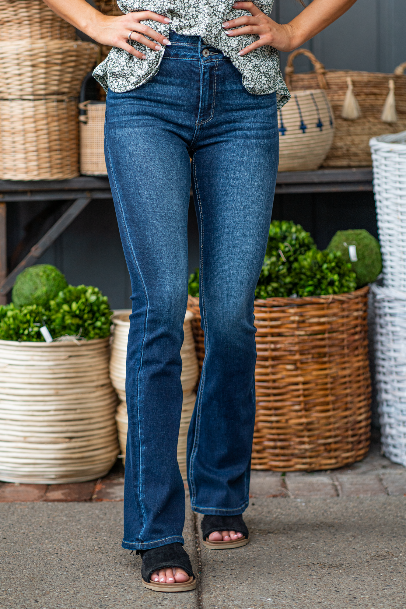 KanCan Jeans KanCan Stretch Level: Super Stretch Color: Dark Blue Cut: Boot Cut, 33" Inseam* Rise: High-Rise, 11" Front Rise* 92.9% COTTON, 1.6% SPANDEX, 5.5% POLYESTER Stitching: Classic Fly: Zipper Style #: BM9242HYD Contact us for any additional measurements or sizing. *Measured on the smallest size, measurements may vary by size.