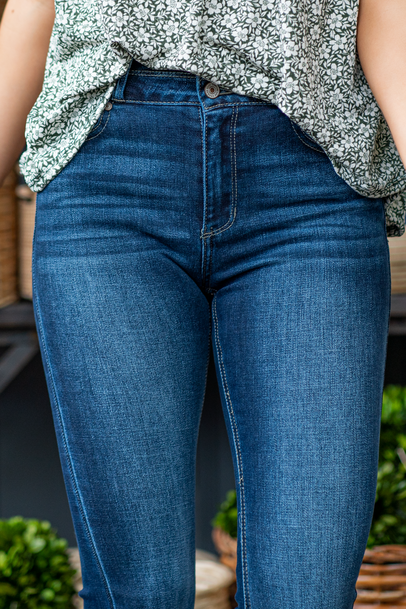 KanCan Jeans KanCan Stretch Level: Super Stretch Color: Dark Blue Cut: Boot Cut, 33" Inseam* Rise: High-Rise, 11" Front Rise* 92.9% COTTON, 1.6% SPANDEX, 5.5% POLYESTER Stitching: Classic Fly: Zipper Style #: BM9242HYD Contact us for any additional measurements or sizing. *Measured on the smallest size, measurements may vary by size.