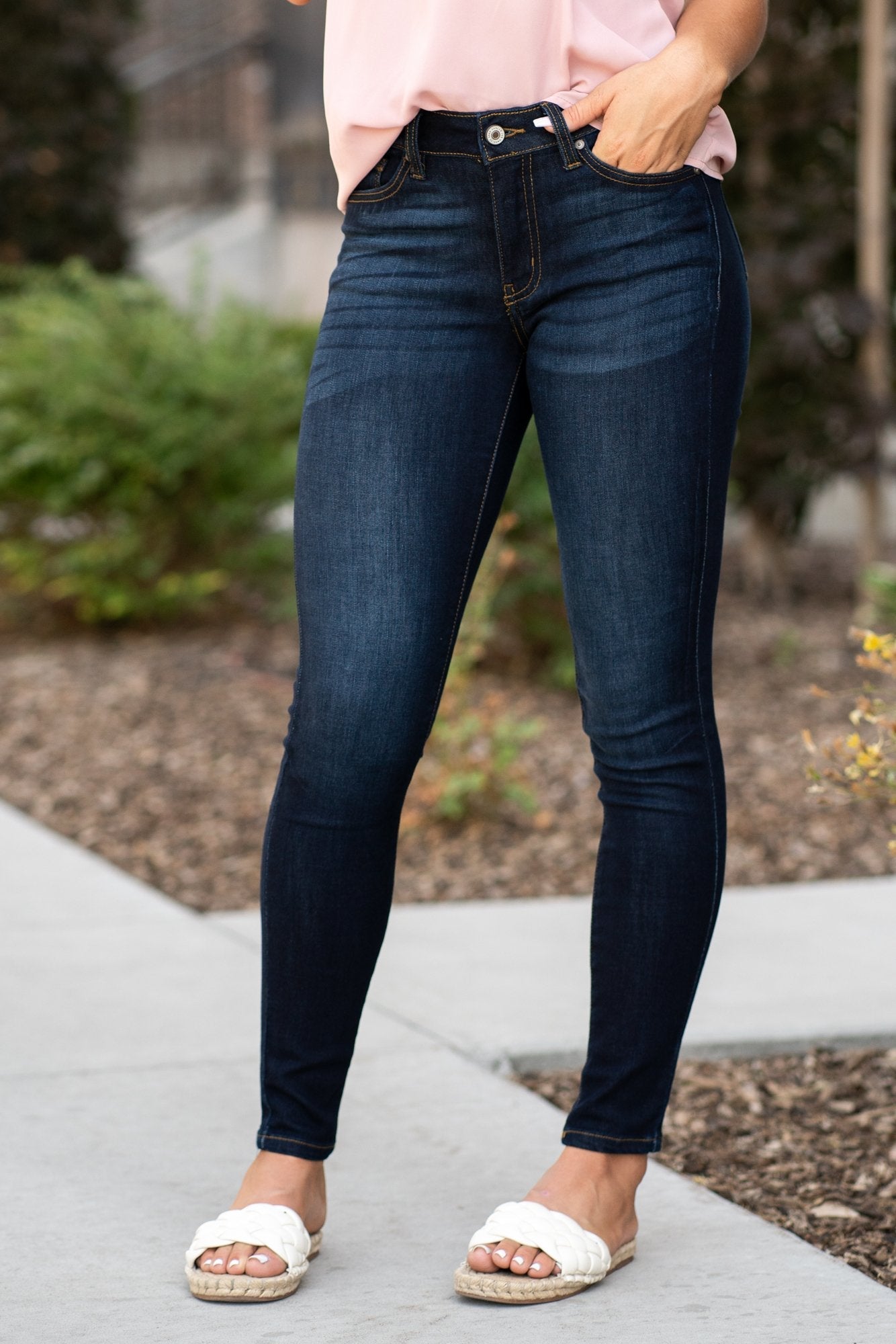 KanCan Jeans Collection: Core Style Color: Dark Wash Cut: Skinny, 29.5" Inseam Rise: Mid-Rise, 8.5" Front Rise 67% COTTON 25% POLYESTER 7% RAYON Stitching: Classic Fly: Zipper Style #: KC7092 Contact us for any additional measurements or sizing