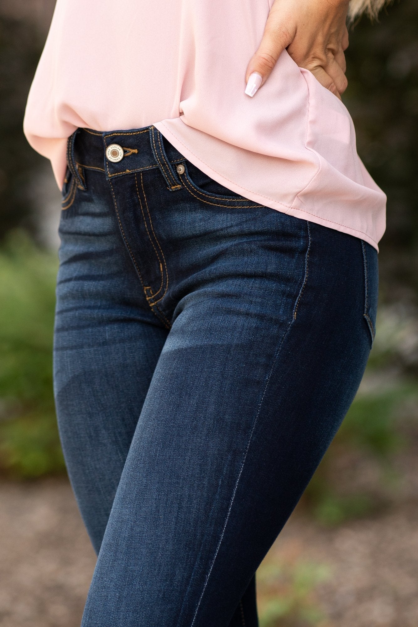 KanCan Jeans Collection: Core Style Color: Dark Wash Cut: Skinny, 29.5" Inseam Rise: Mid-Rise, 8.5" Front Rise 67% COTTON 25% POLYESTER 7% RAYON Stitching: Classic Fly: Zipper Style #: KC7092 Contact us for any additional measurements or sizing