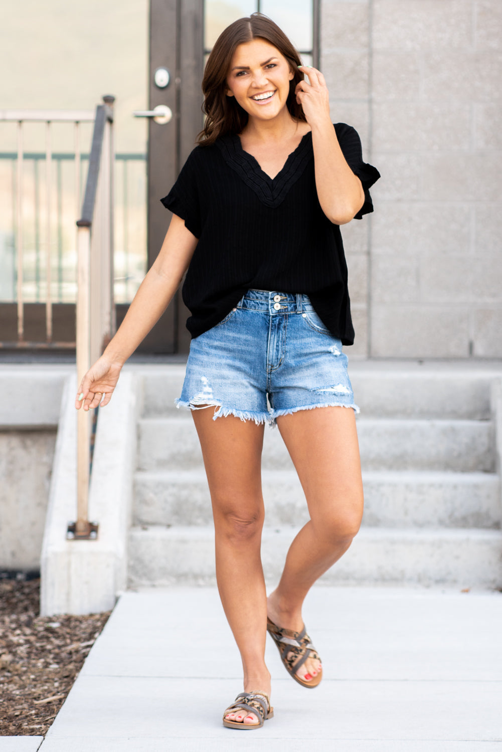 KanCan Jeans Collection: Spring 2021 Color: Medium Blue Wash Cut: Shorts, 3" Inseam Rise: High Rise, 10.5" Front Rise 100% Cotton Stitching: Classic Fly: Zipper, Double Button Closure Style #: KC8560NM Contact us for any additional measurements or sizing.