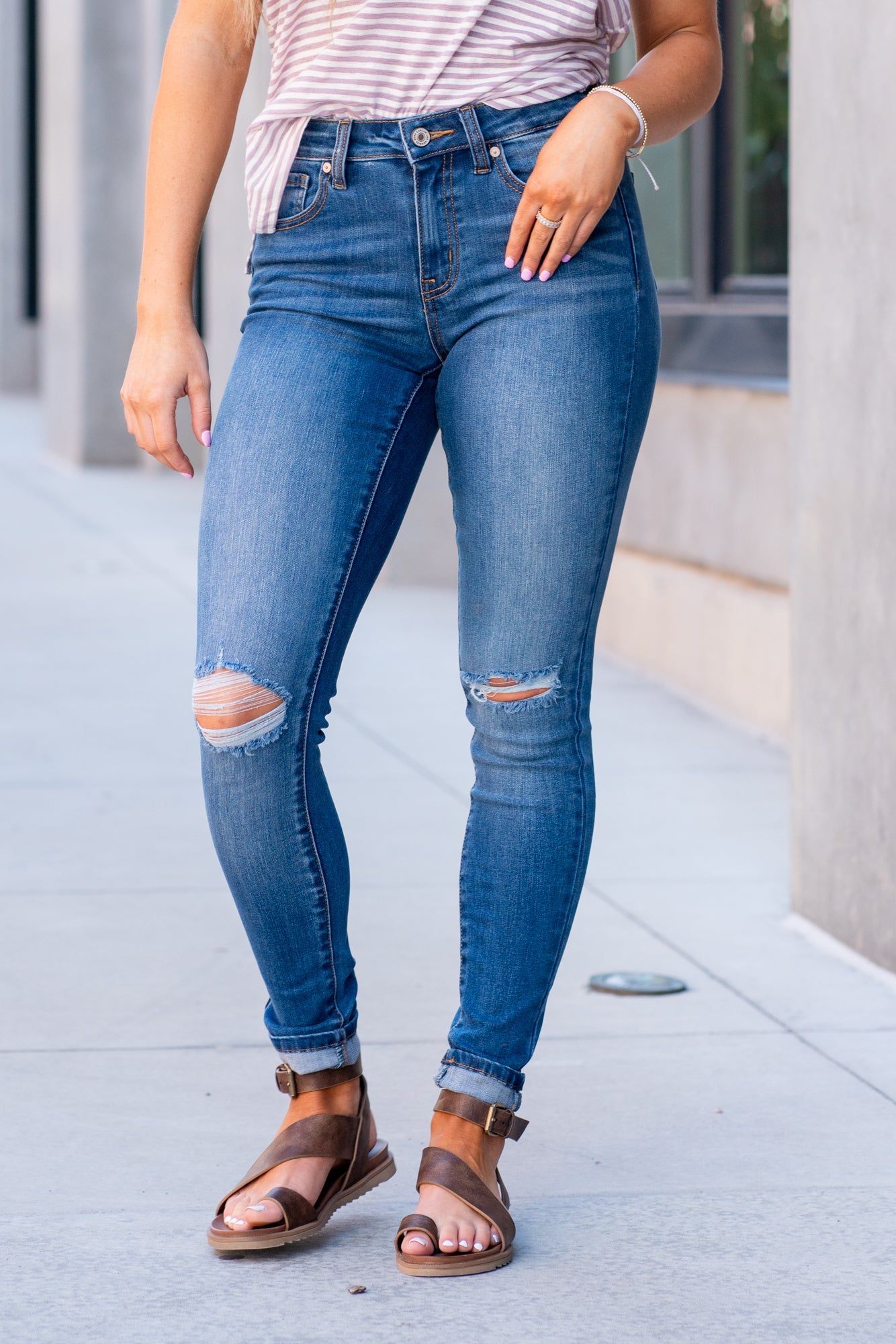 KanCan Jeans Stevens Point is KanCans signature super skinny with a mid rise fit. These have a fitted leg with knee distressing and a whiskered wash in medium blue. Color: Medium Wash Ankle Skinny, 30.5" Inseam* Mid Rise, 9.25" Front Rise* Distressed Knees 72% COTTON, 25% POLYESTER, 3% SPANDEX Fly: Zipper Style #: KC11237M Contact us for any additional measurements or sizing. *Measured on the smallest size, measurements may vary by size.