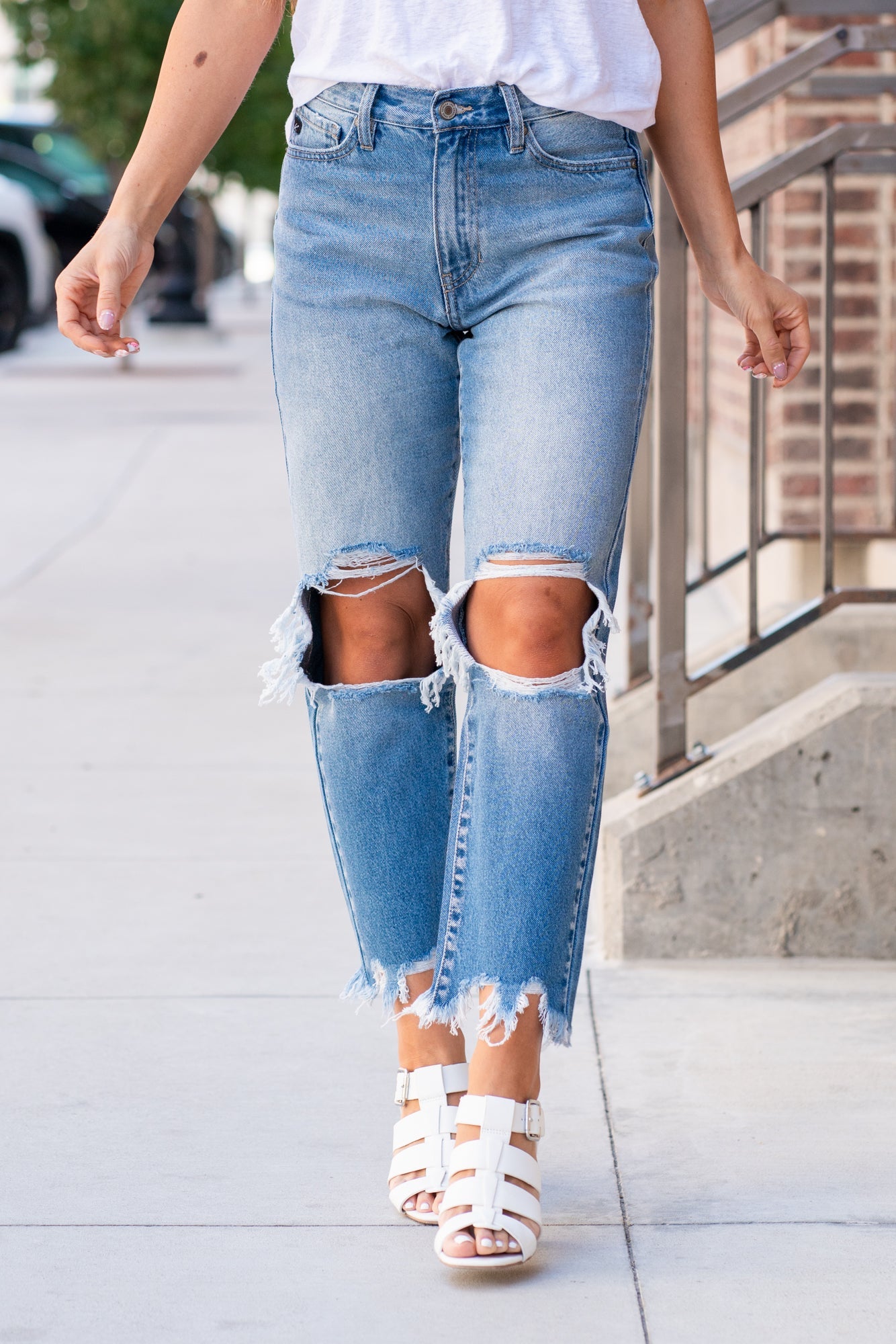 KanCan Jeans With a high waist and mom fit, these will be your go-to jeans that will never go out of style. Color: Medium Blue Cut: Mom Fit, 26.5" Inseam* Rise: High-Rise, 11" Front Rise* 100% Cotton Fly: Zipper Style #: KC7180M Contact us for any additional measurements or sizing. *Measured on the smallest size, measurements may vary by size.