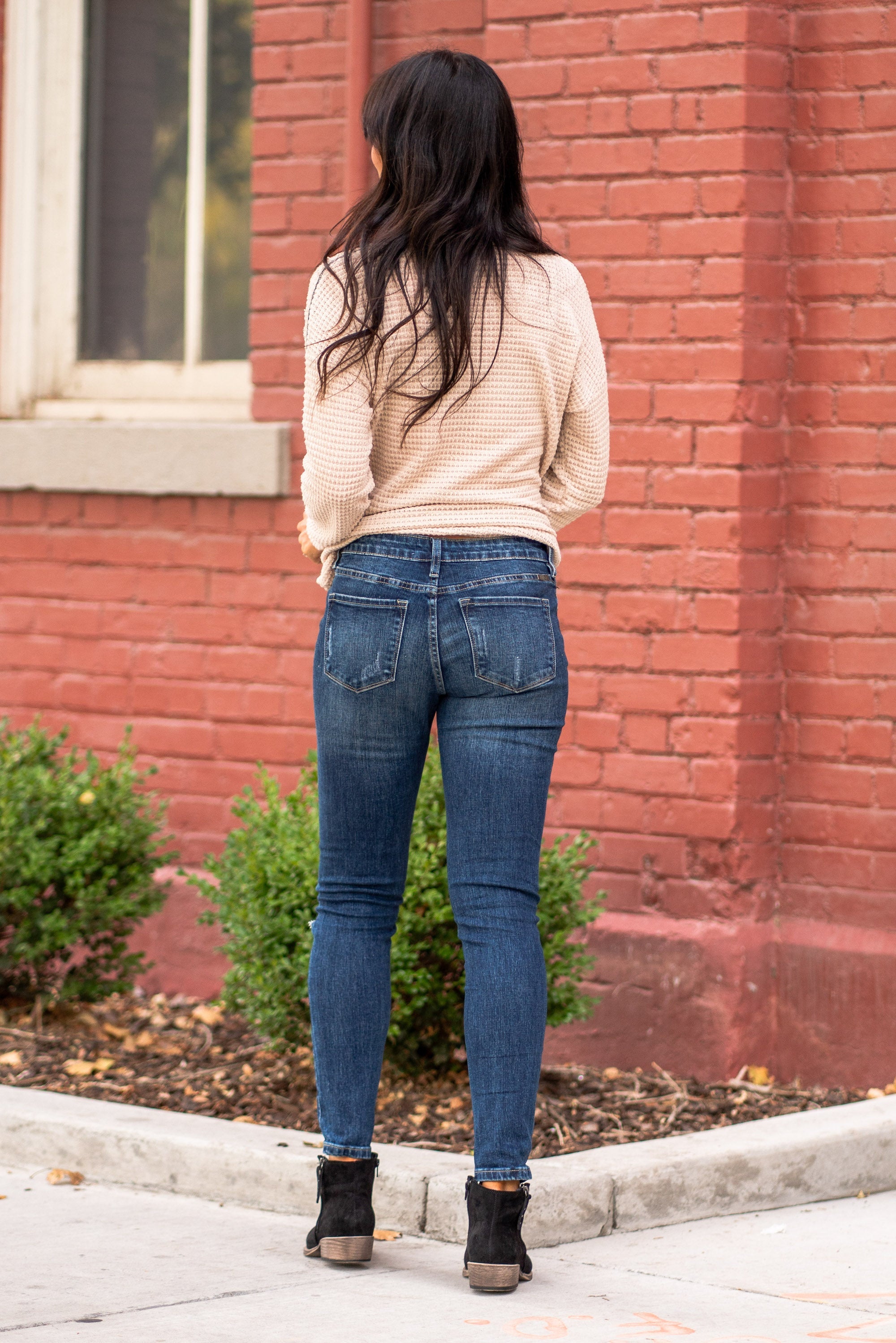 KanCan Jeans KanCan Comfort Stretch Color: Medium Light Wash Cut: Ankle Skinny, 29.5" Inseam* Rise: Mid-Rise, 8.5" Front Rise* Material: 98% COTTON 2% SPANDEX Stitching: Classic Fly: Zipper Style #: KC5020D Contact us for any additional measurements or sizing.