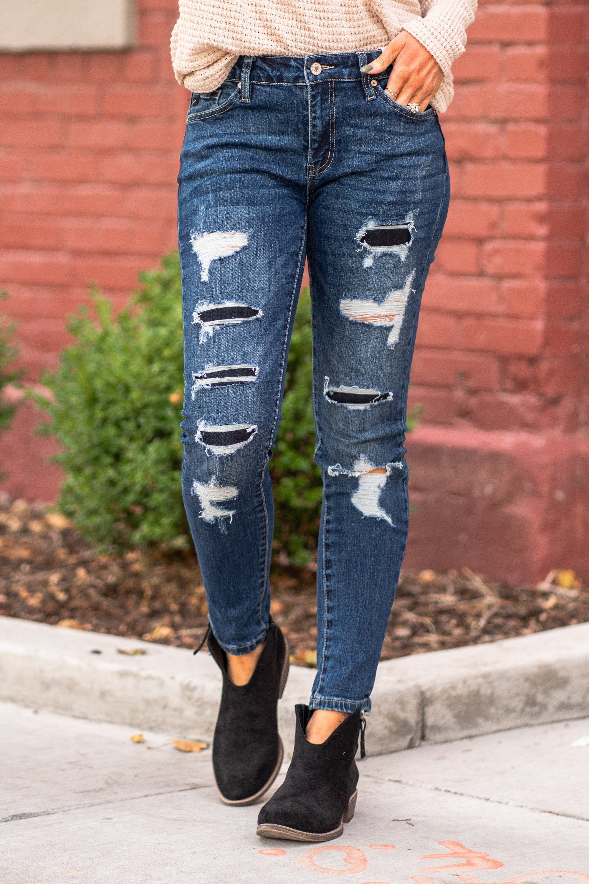 KanCan Jeans KanCan Comfort Stretch Color: Medium Light Wash Cut: Ankle Skinny, 29.5" Inseam* Rise: Mid-Rise, 8.5" Front Rise* Material: 98% COTTON 2% SPANDEX Stitching: Classic Fly: Zipper Style #: KC5020D Contact us for any additional measurements or sizing.