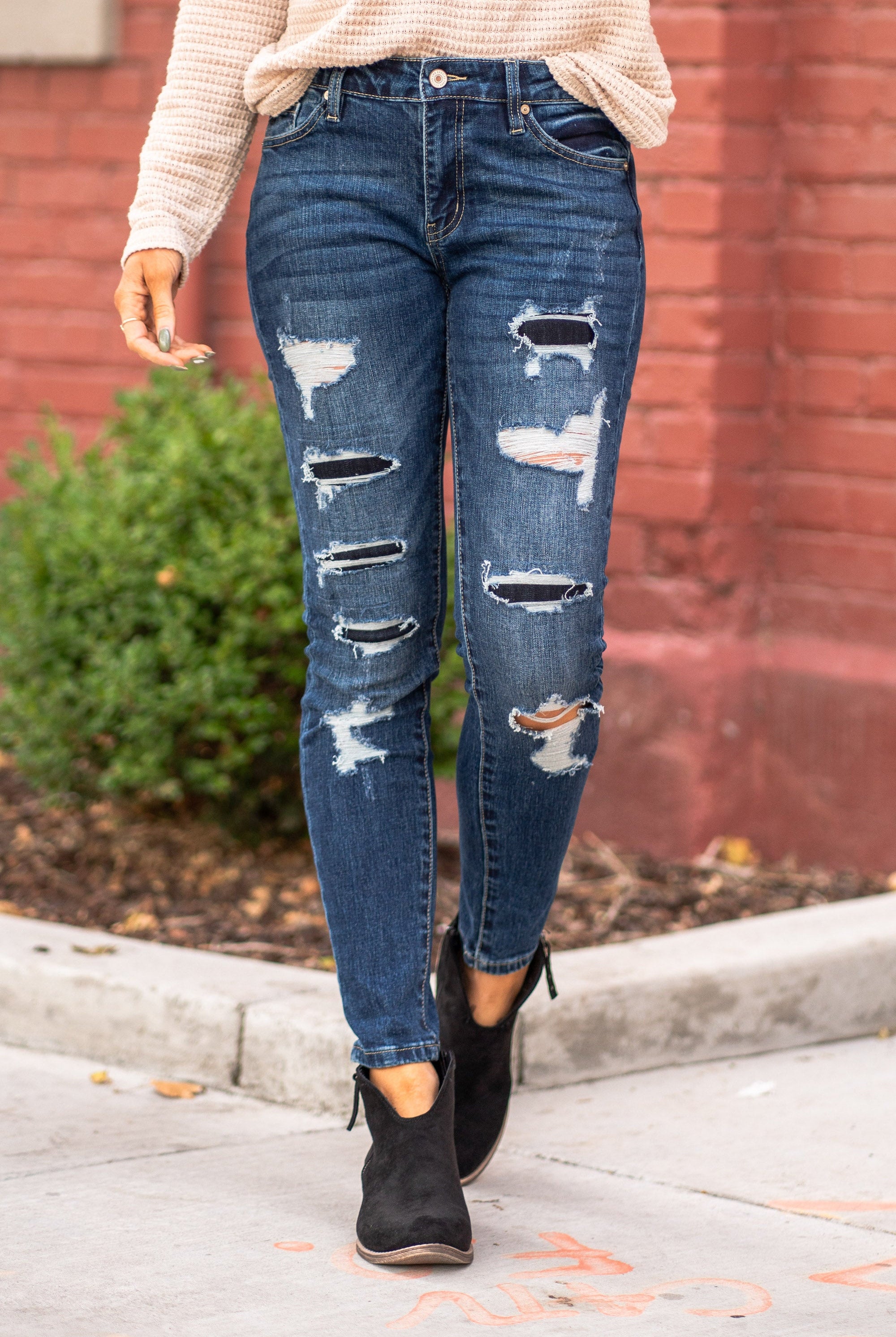 KanCan Jeans KanCan Comfort Stretch Color: Medium Light Wash Cut: Ankle Skinny, 29.5" Inseam* Rise: Mid-Rise, 8.5" Front Rise* Material: 98% COTTON 2% SPANDEX Stitching: Classic Fly: Zipper Style #: KC5020D Contact us for any additional measurements or sizing.