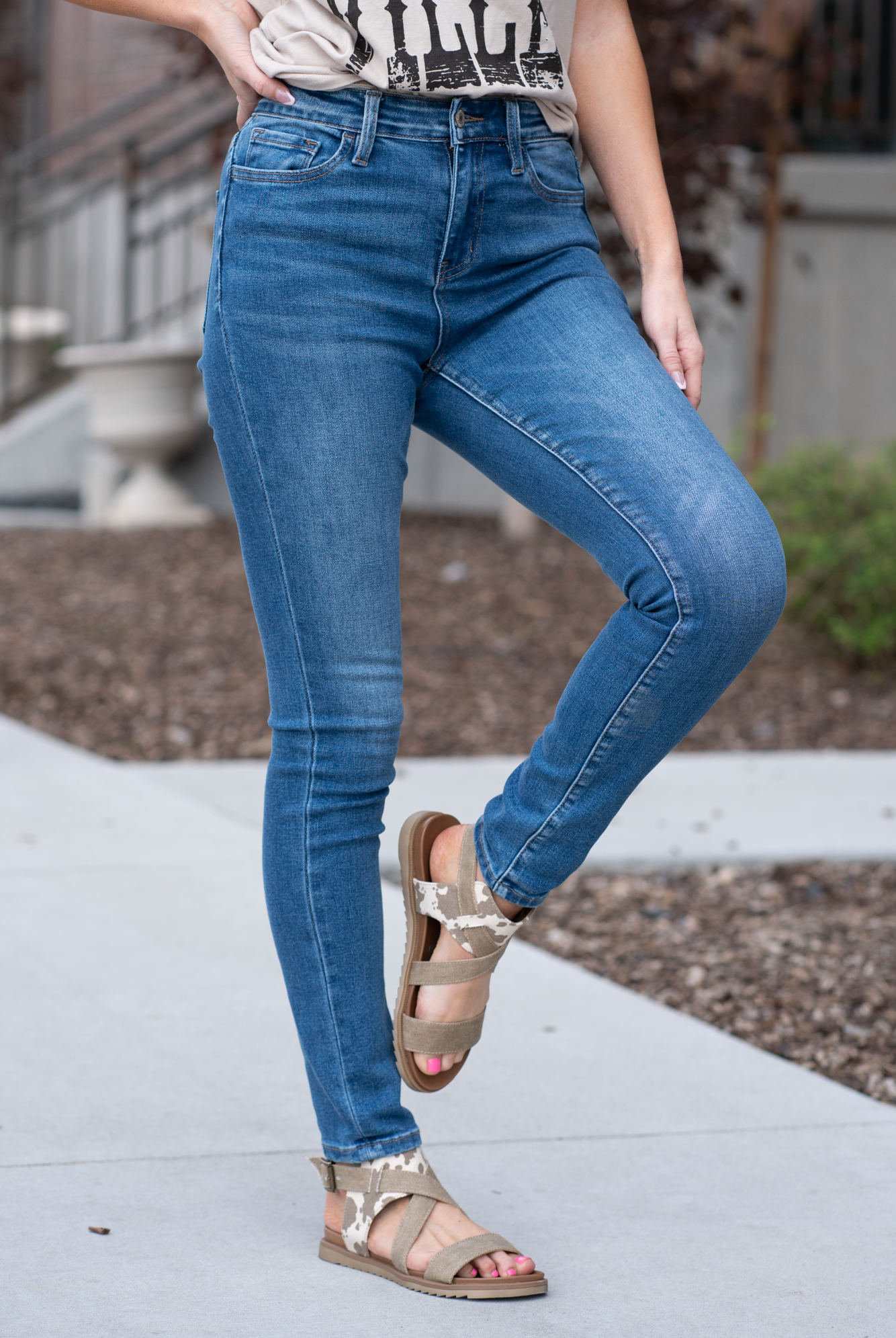 VERVET by Flying Monkey Jeans Skinny, 29" Inseam Rise: High Rise, 10" Front Rise 65% COTTON, 30% POLYESTER, 3% RAYON, 2% SPANDEX Machine Wash Separately In Cold Water Stitching: Classic Fly: Zipper Fly Style #: V2423M Contact us for any additional measurements or sizing. *Measured on the smallest size, measurements may vary by size.