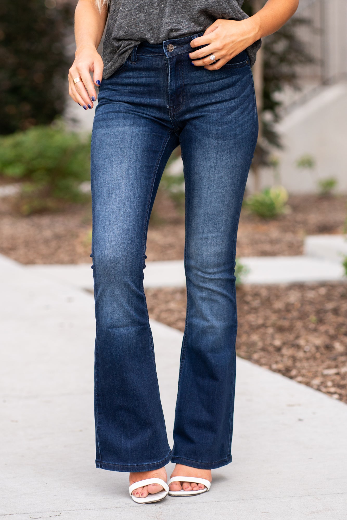 KanCan Jeans Collection: Core Style Color: Dark Wash Cut: Flare, 31.5" Inseam Rise: Mid-Rise, 9" Front Rise 54% COTTON 34% Rayon 10% POLYESTER 2% SPANDEX Fly: Zipper Style #: KC6102D-PT Contact us for any additional measurements or sizing. Haley wears a size small top, a 1 in jeans and a small in tops. She is wearing a size 24/1 in these jeans.