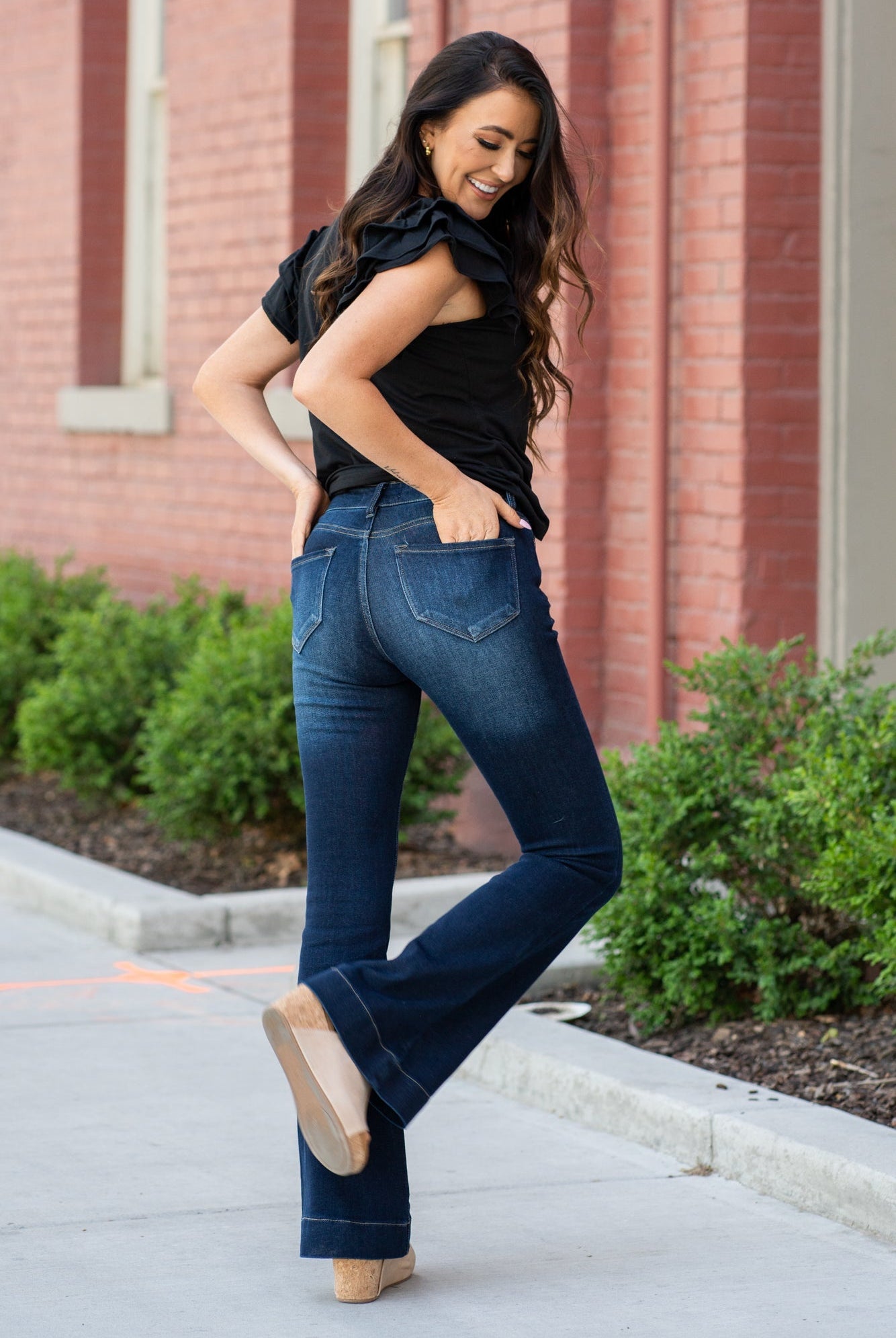 KanCan Jeans Color: Dark Wash Cut: Flare, 33" Inseam* Rise: High Rise, 10" Front Rise* COTTON 94% POLYESTER 4% SPANDEX 2% Fly: Zipper Style #: KC7124D Contact us for any additional measurements or sizing. *Measured on the smallest size, measurements may vary by size.
