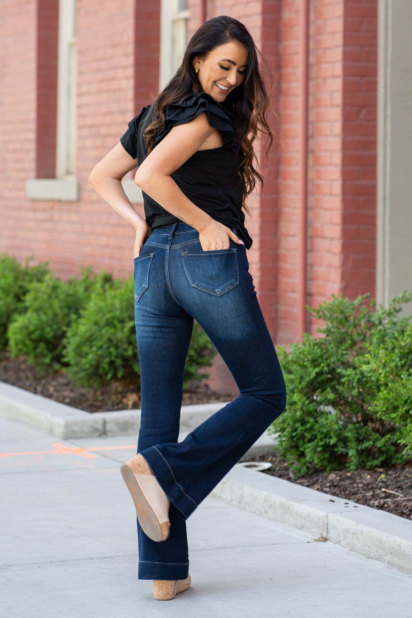 KanCan Jeans Color: Dark Wash Cut: Flare, 33" Inseam* Rise: High Rise, 10" Front Rise* COTTON 94% POLYESTER 4% SPANDEX 2% Fly: Zipper Style #: KC7124D Contact us for any additional measurements or sizing. *Measured on the smallest size, measurements may vary by size.