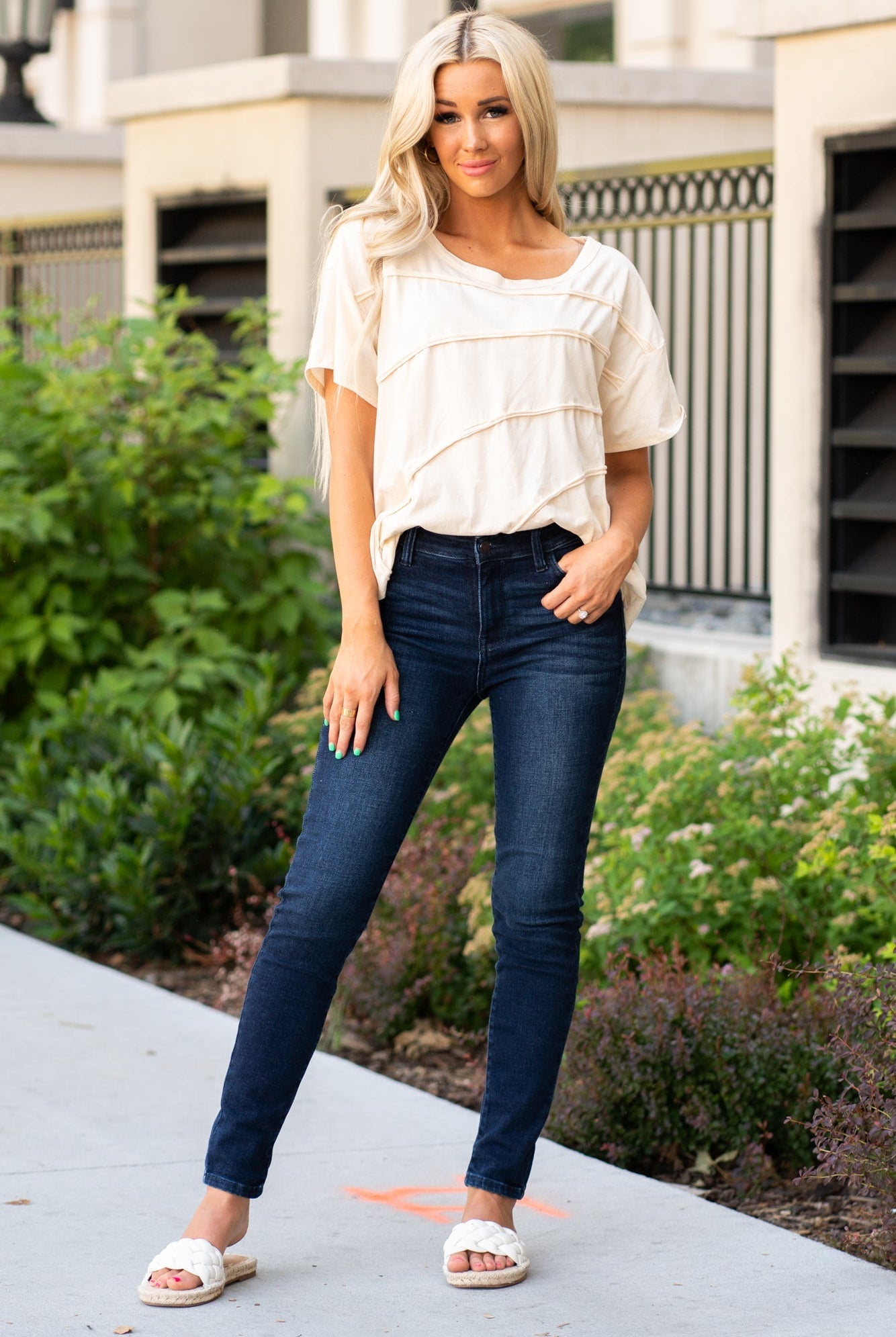 Judy Blue Jeans Collection: Core Style Color: Dark Wash Cut: Skinny, 29.5" Inseam Rise: High Rise, 9.5" Front Rise 93% COTTON 6% POLYESTER 1% SPANDEX Stitching: Classic Fly: Zipper Style #: JB82132 , 82132 Contact us for any additional measurements or sizing.