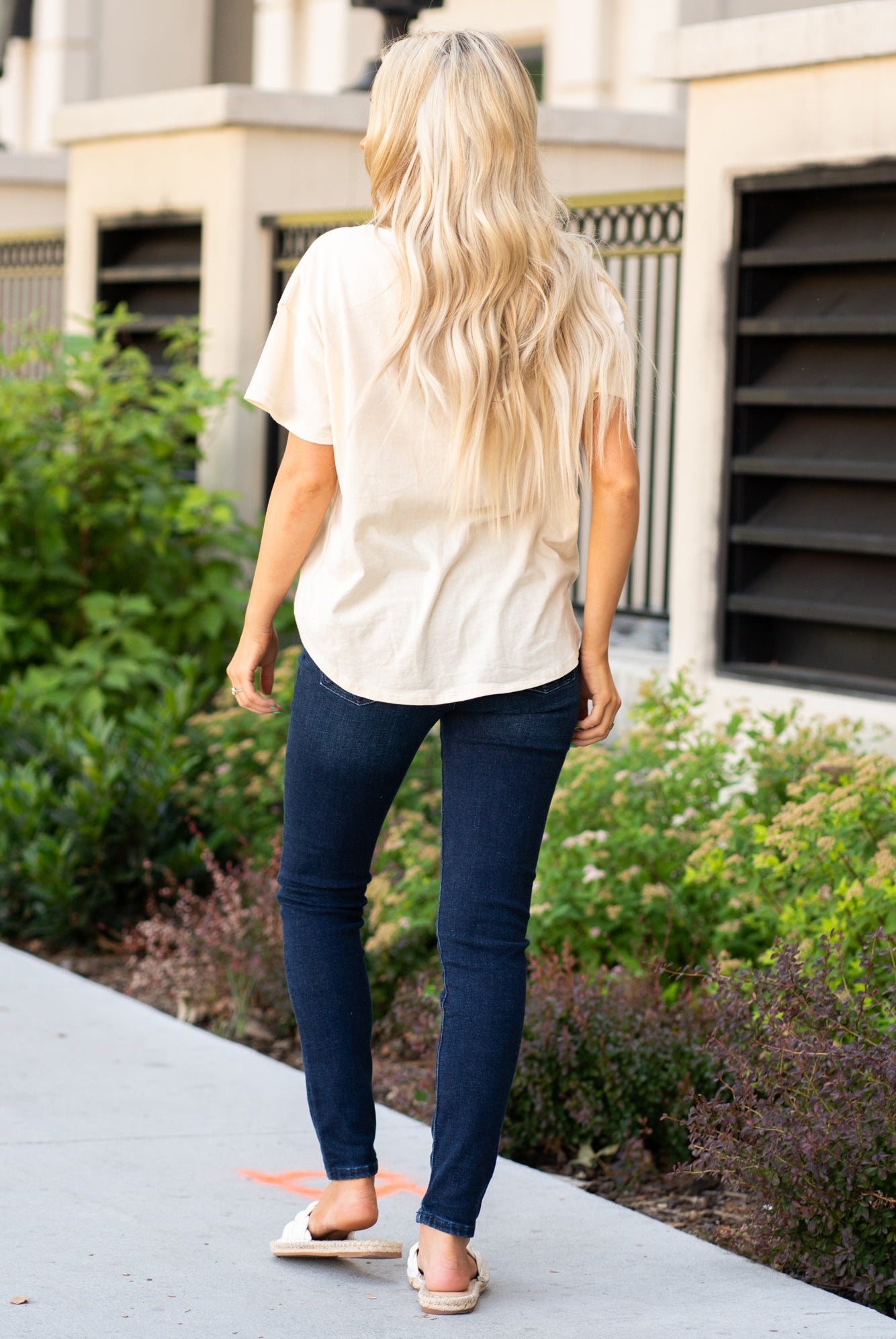 Judy Blue Jeans Collection: Core Style Color: Dark Wash Cut: Skinny, 29.5" Inseam Rise: High Rise, 9.5" Front Rise 93% COTTON 6% POLYESTER 1% SPANDEX Stitching: Classic Fly: Zipper Style #: JB82132 , 82132 Contact us for any additional measurements or sizing.