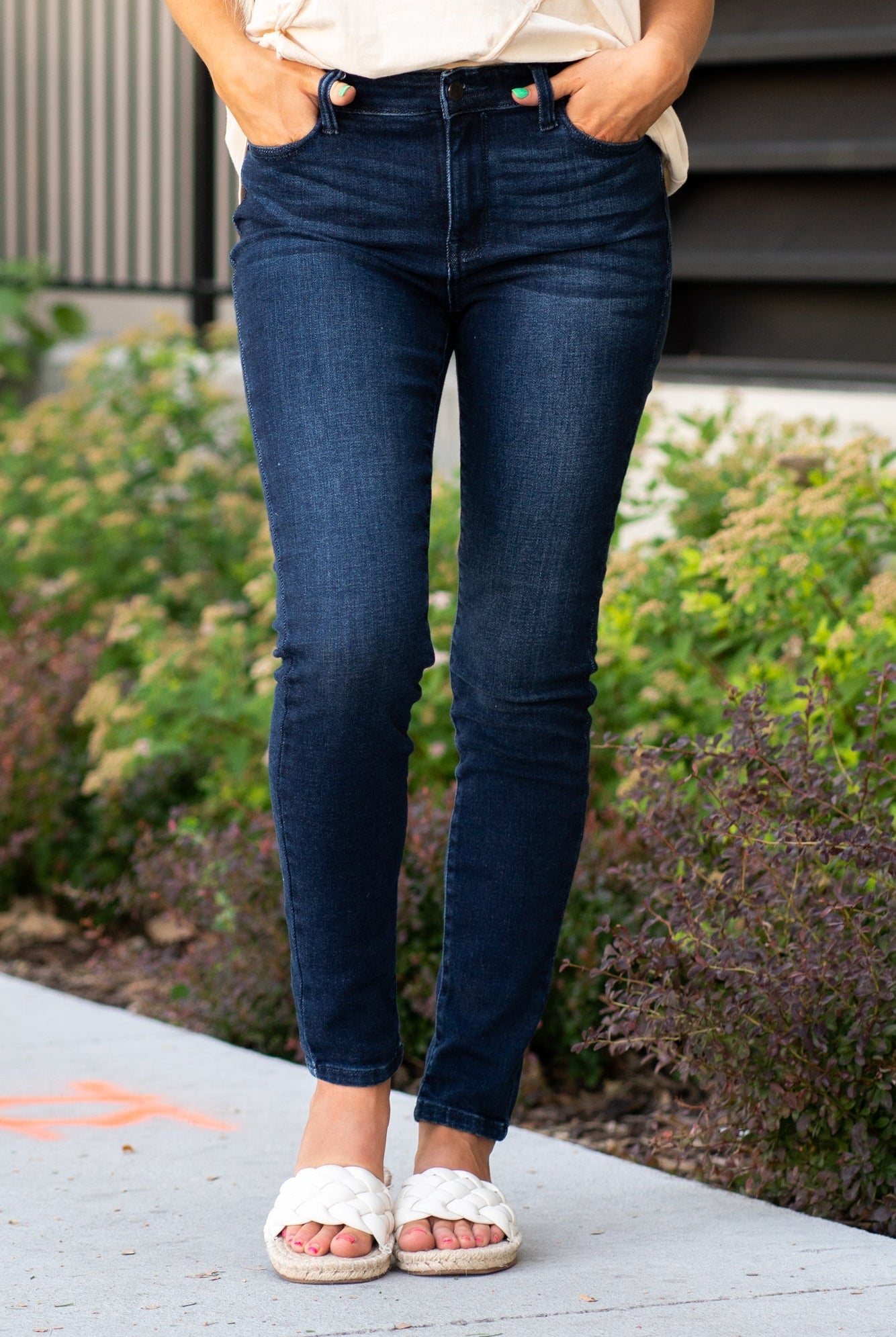 Judy Blue Jeans Collection: Core Style Color: Dark Wash Cut: Skinny, 29.5" Inseam Rise: High Rise, 9.5" Front Rise 93% COTTON 6% POLYESTER 1% SPANDEX Stitching: Classic Fly: Zipper Style #: JB82132 , 82132 Contact us for any additional measurements or sizing.