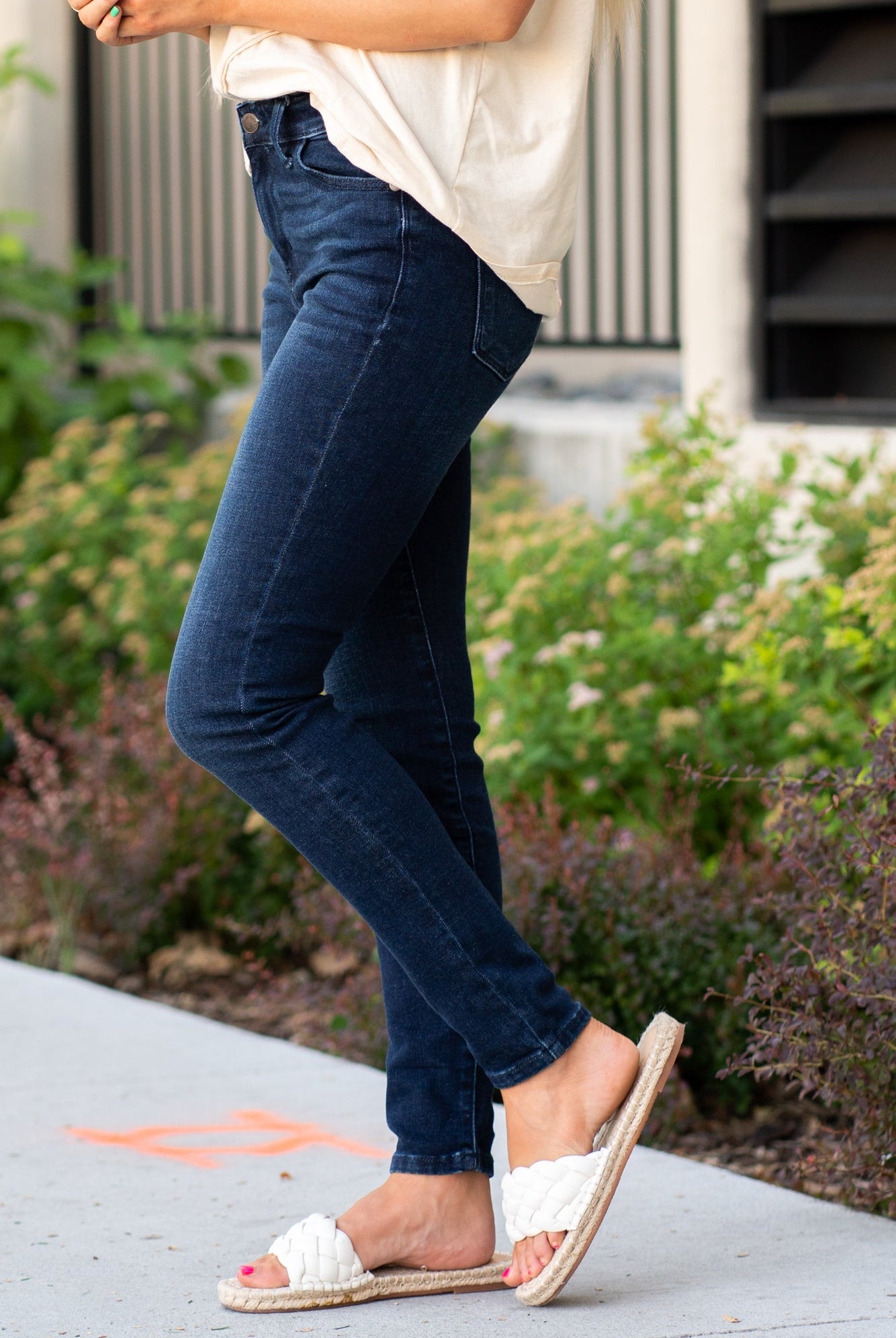 Judy Blue Jeans Collection: Core Style Color: Dark Wash Cut: Skinny, 29.5" Inseam Rise: High Rise, 9.5" Front Rise 93% COTTON 6% POLYESTER 1% SPANDEX Stitching: Classic Fly: Zipper Style #: JB82132 , 82132 Contact us for any additional measurements or sizing.