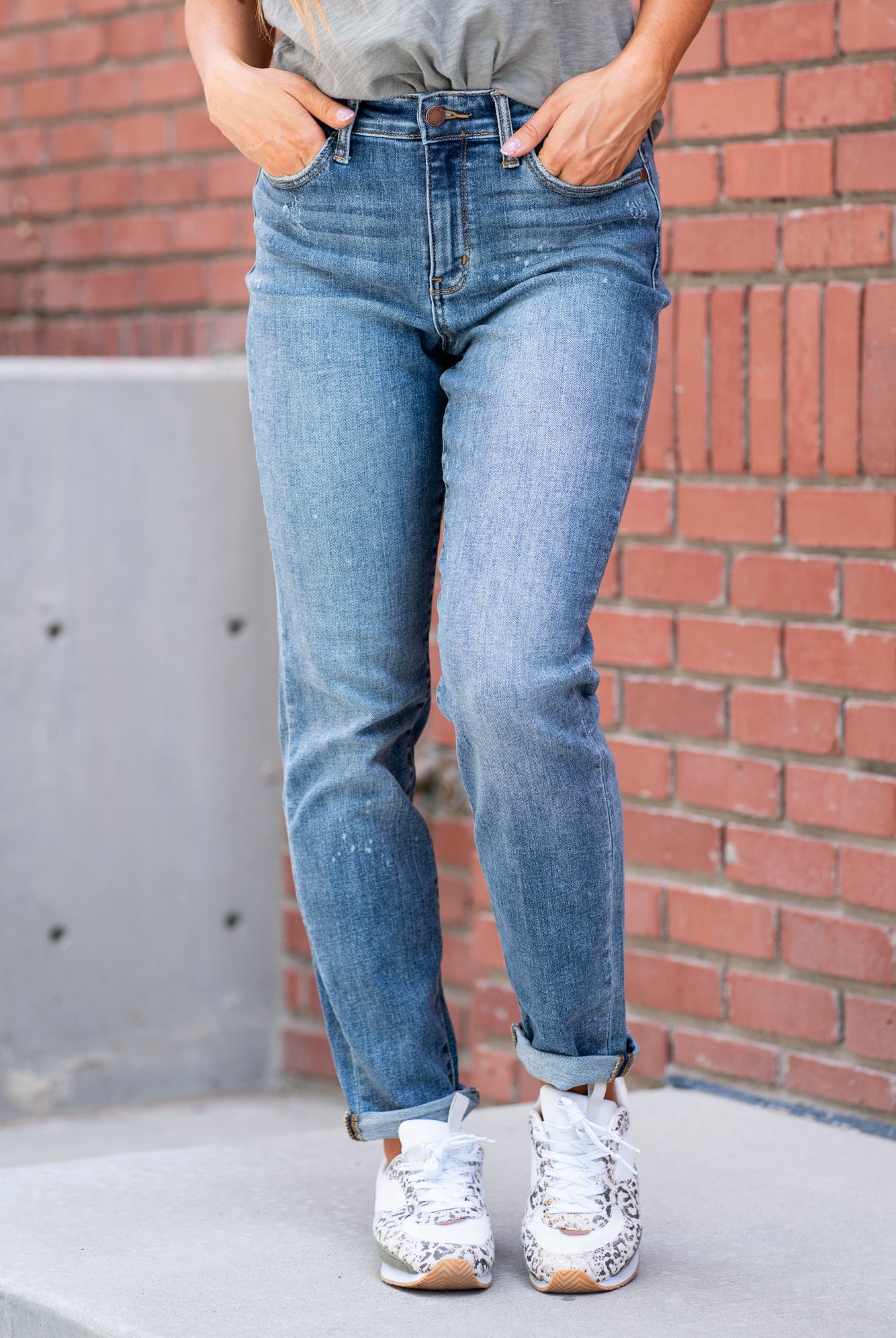Judy Blue Color: Dark Blue Wash Cut: Boyfriend, 28" Inseam Cuffed, 30" Inseam Un-Cuffed Rise: High-Rise, 10.5" Front Rise Material: 93% COTTON,6% POLYESTER,1% SPANDEX Machine Wash Separately In Cold Water Stitching: Classic Fly: Zipper Style #: JB82346 | 82346 Contact us for any additional measurements or sizing. *Measured on the smallest size, measurements may vary by size.