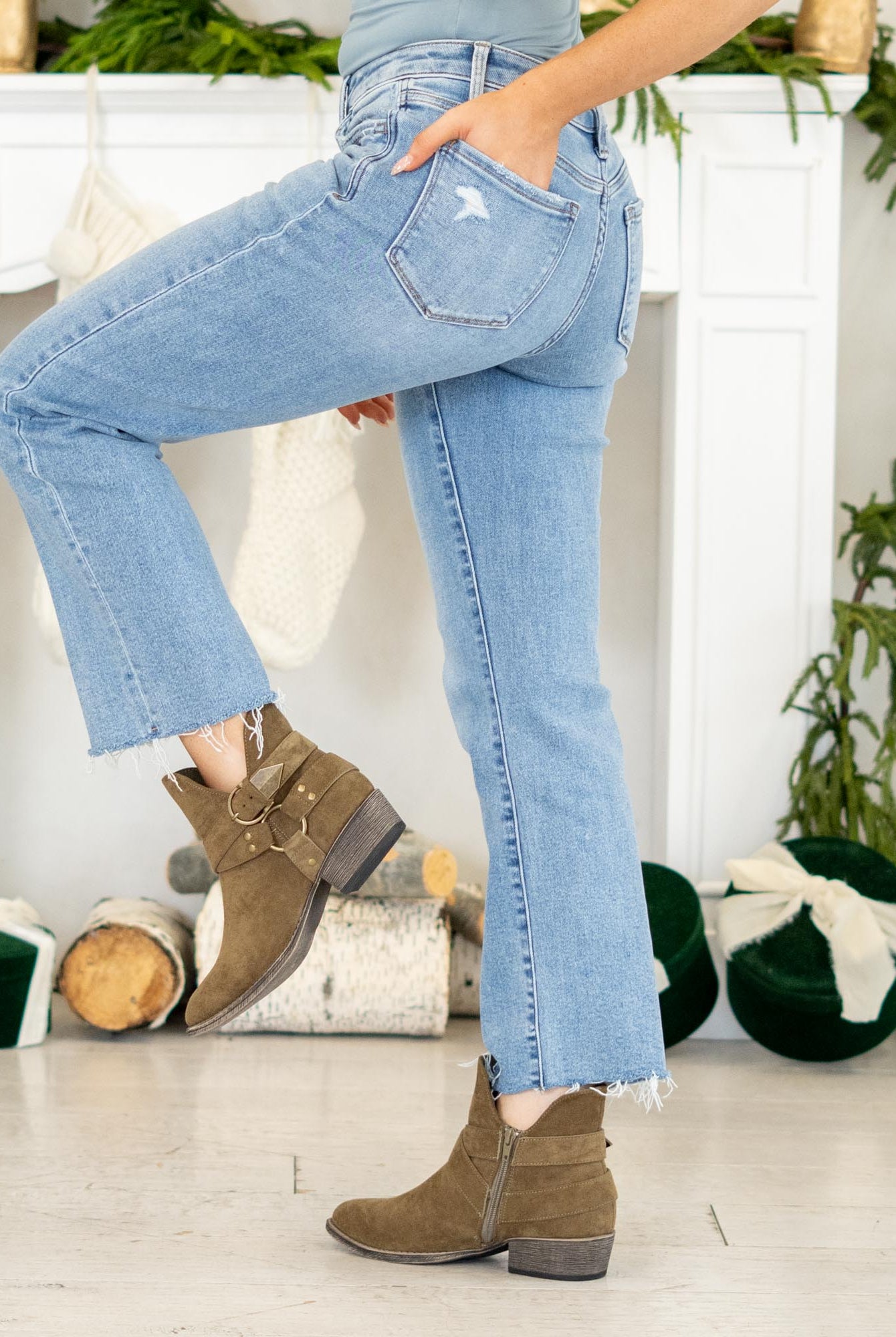 VERVET by Flying Monkey Jeans
Meet your new everyday denim. The Smartest Mid Rise Straight Crop Jeans are made with soft comfort stretch for a fit that moves with you. Designed with a flattering mid rise, lightly distressed details, and a clean raw hem, these medium-wash straight legs give you that easy, timeless look. Finished with a cropped length for a modern touch, they’re the perfect pair for any season.
Color Name: Smartest
Color: Medium Blue
Cut: Cropped Straight Leg, 27" Inseam*
Rise