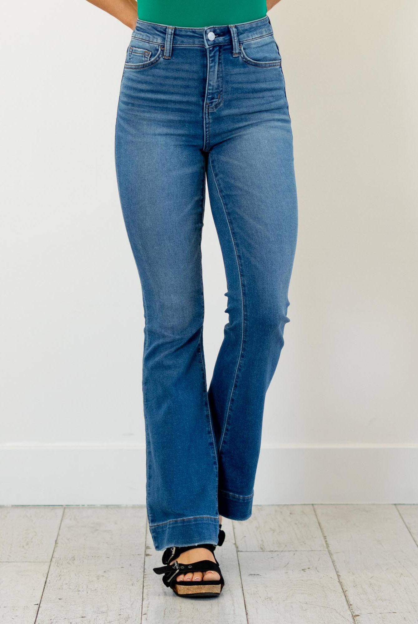 Lovervet by VERVET
Designed with a super high rise and a clean, elongated flare, this style brings effortless polish to everyday denim. The full-length silhouette and tailored trouser hem create a sleek, elevated look that flatters from every angle. Crafted from comfort stretch denim, they offer structure with just the right amount of give. A timeless medium wash makes these easy to dress up or down.
Color Name: Glorious Bluss
Color: Medium Blue
Cut: Flare, 32" Inseam*
Rise: High-Rise, 11" Front R